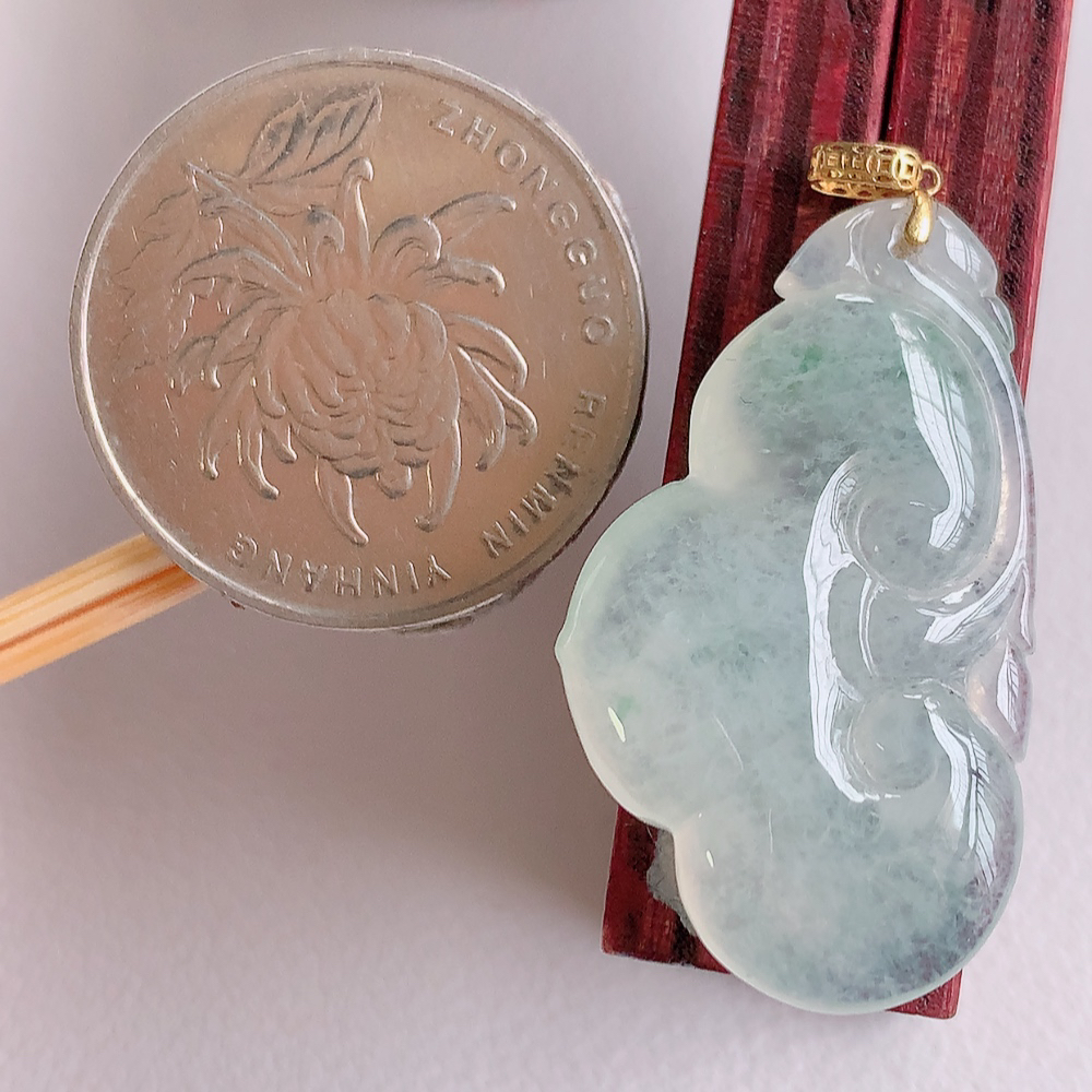 18k金扣冰润吉祥如意翡翠吊坠  寓意“万事如意，吉祥如意,福寿绵长 心想事成”饱满大气，通透水润  W01.28  尺寸：32.5-18.8-6mm