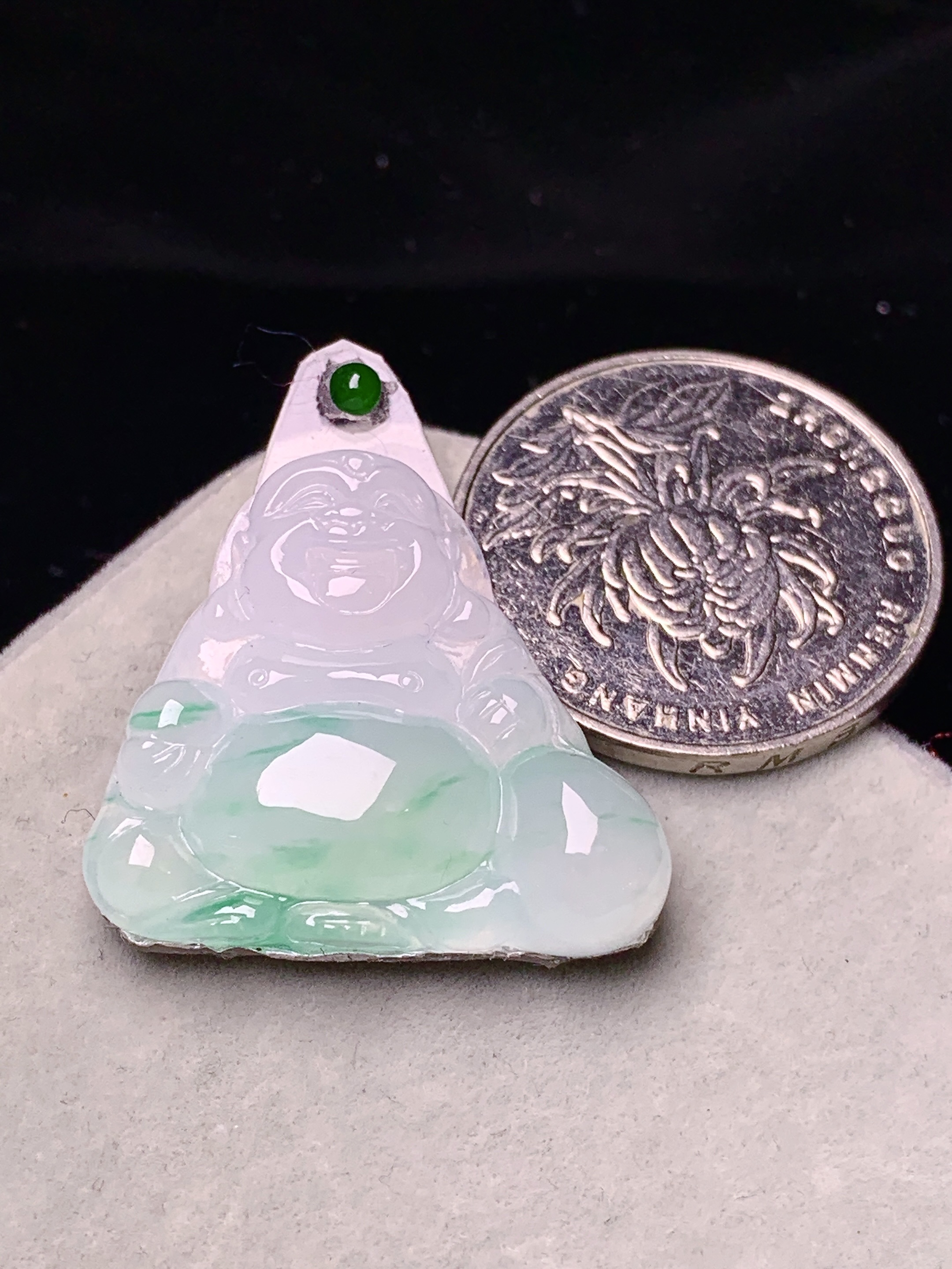 镶嵌款 飘绿佛公吊坠 玉质细腻 色泽艳丽清新 水润亮眼 整体尺寸24.2*26.5*5.8*2x