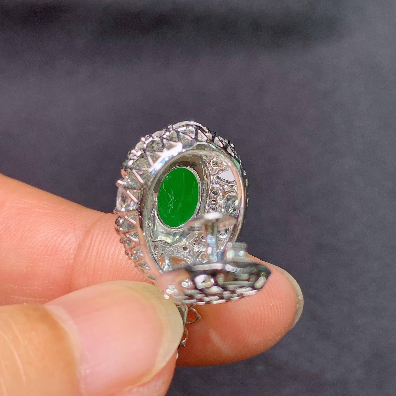 冰阳绿蛋面吊坠，18k金镶嵌，冰润色阳，玉质细腻，种水足，C2 尺寸24.1*13.5*11.3