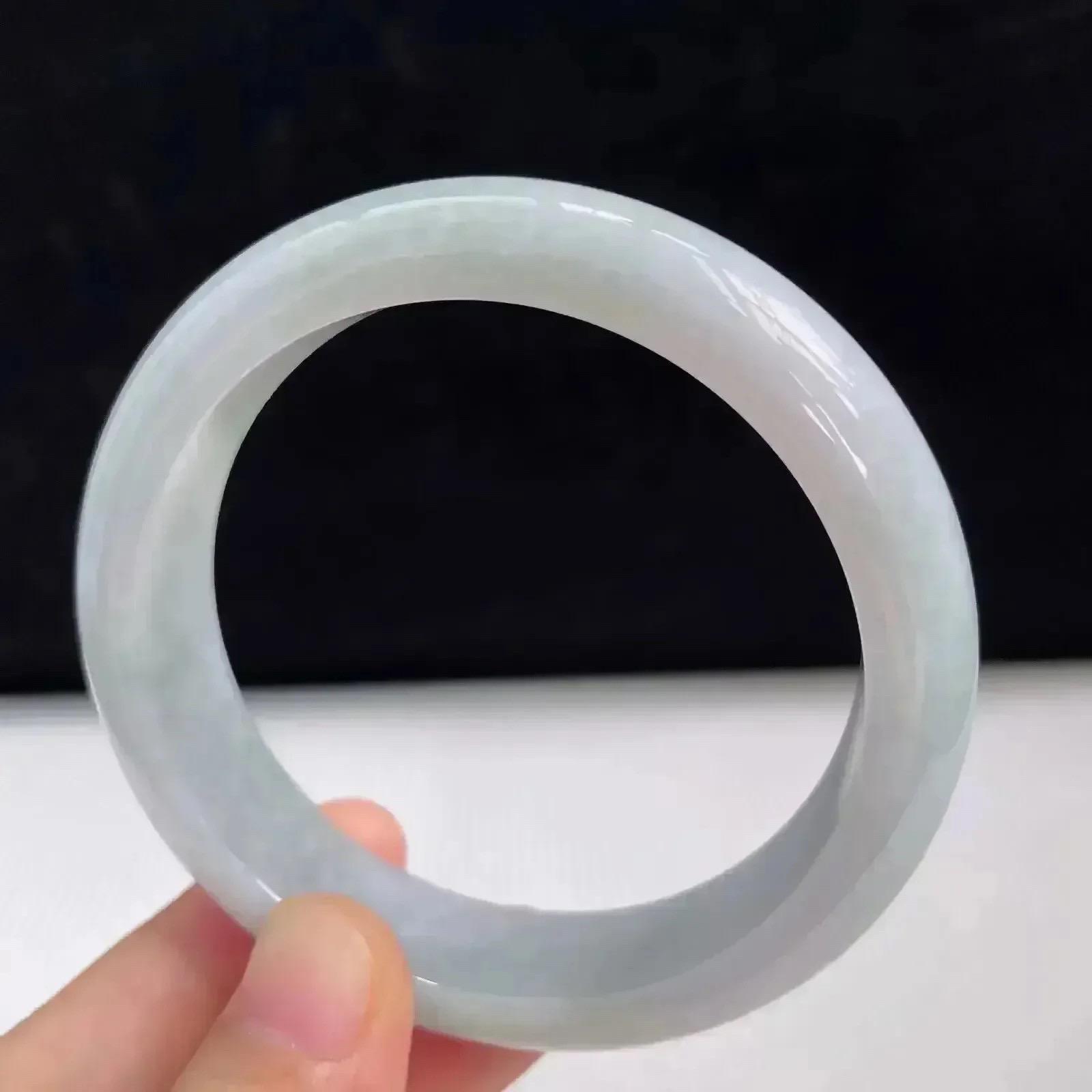 55mm自然光拍摄天然翡翠飘绿好种水正圈手镯 54.83克