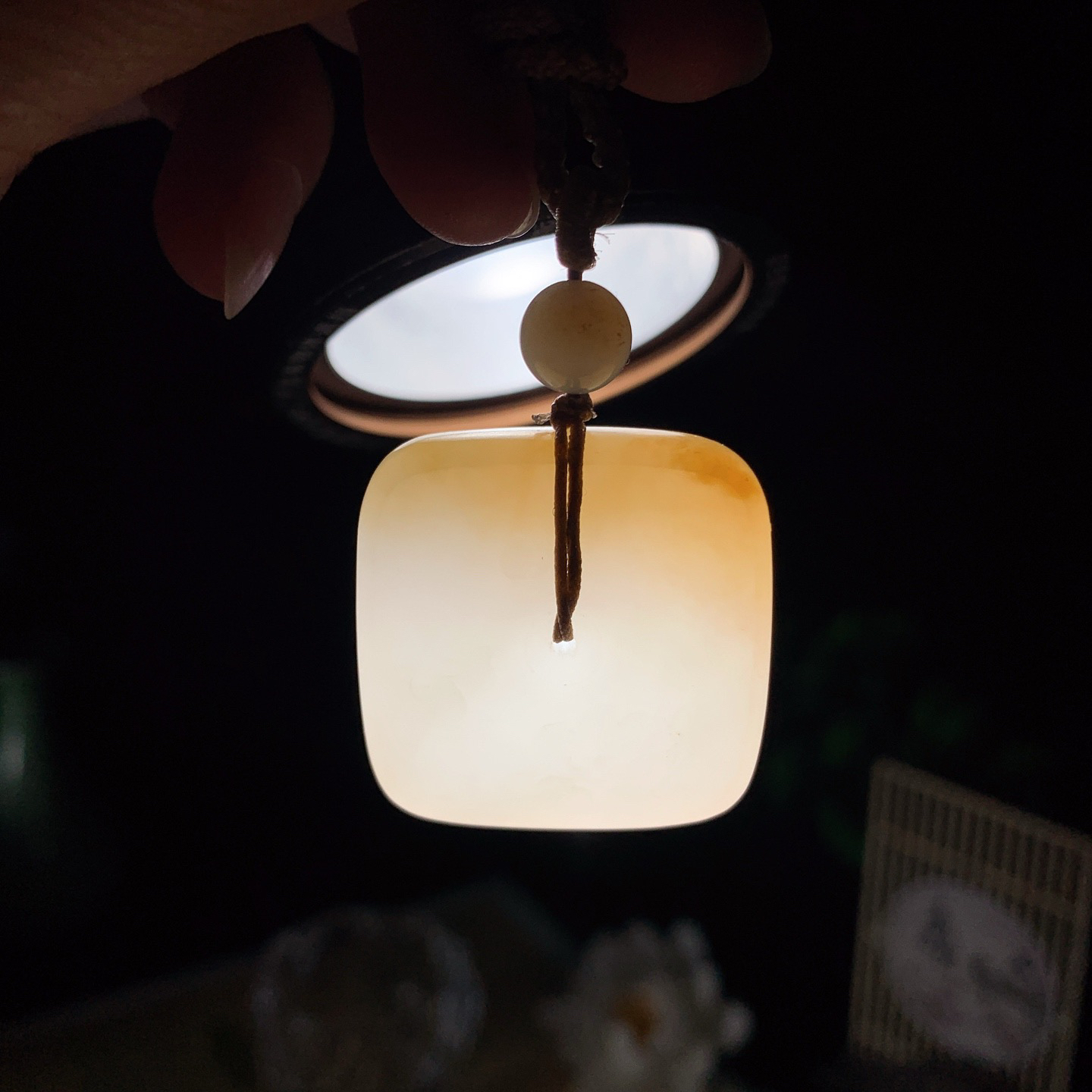 新疆和田玉且末糖四方扣挂件。尺寸31/8重22.5克 玉质细腻油润 底色纯净 脂粉好，品质好。lt260330