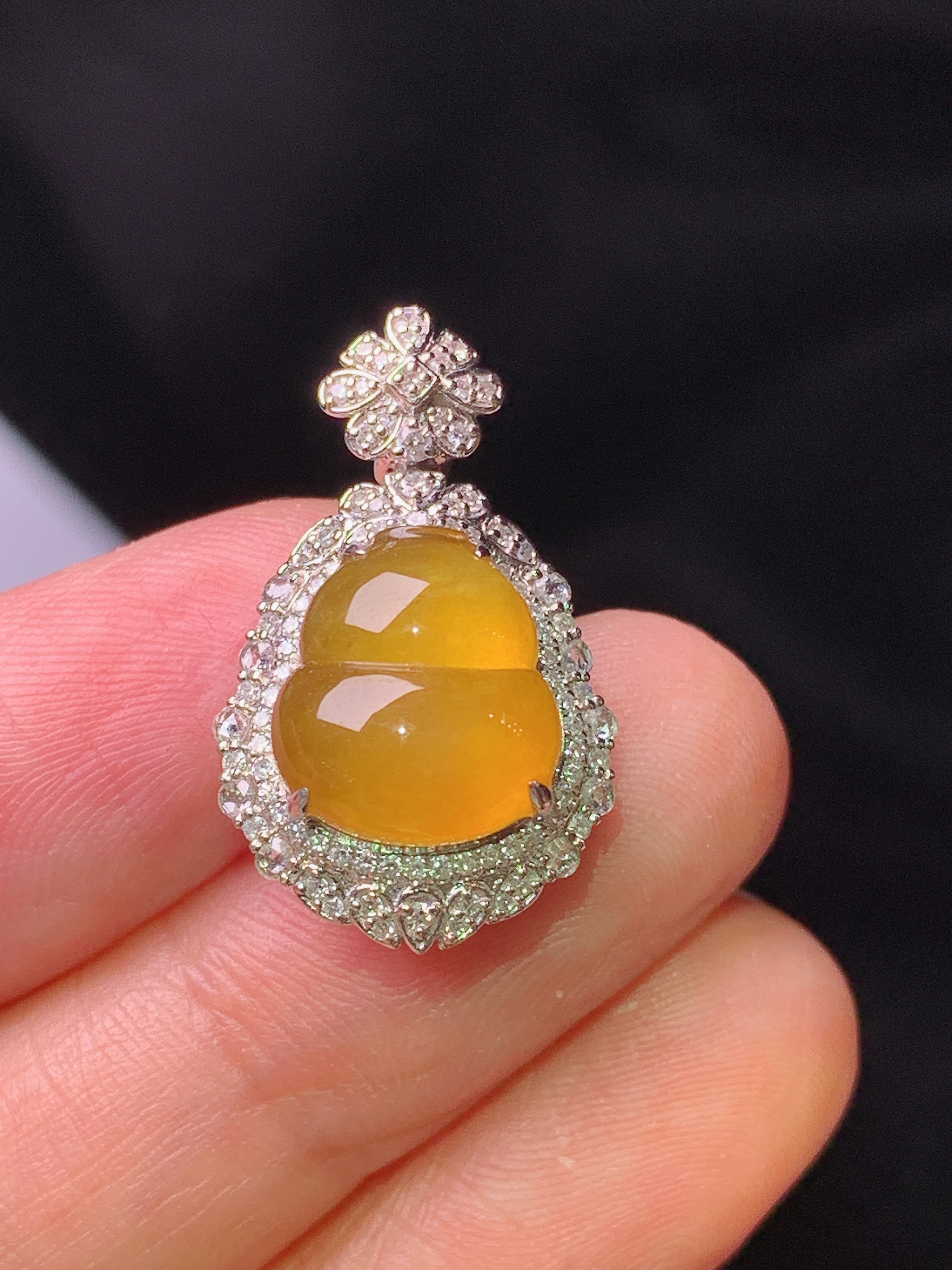 18k金钻镶嵌黄翡葫芦吊坠 玉质细腻 色泽艳丽清新 水润亮眼 整体尺寸24*14.5*10.8g2