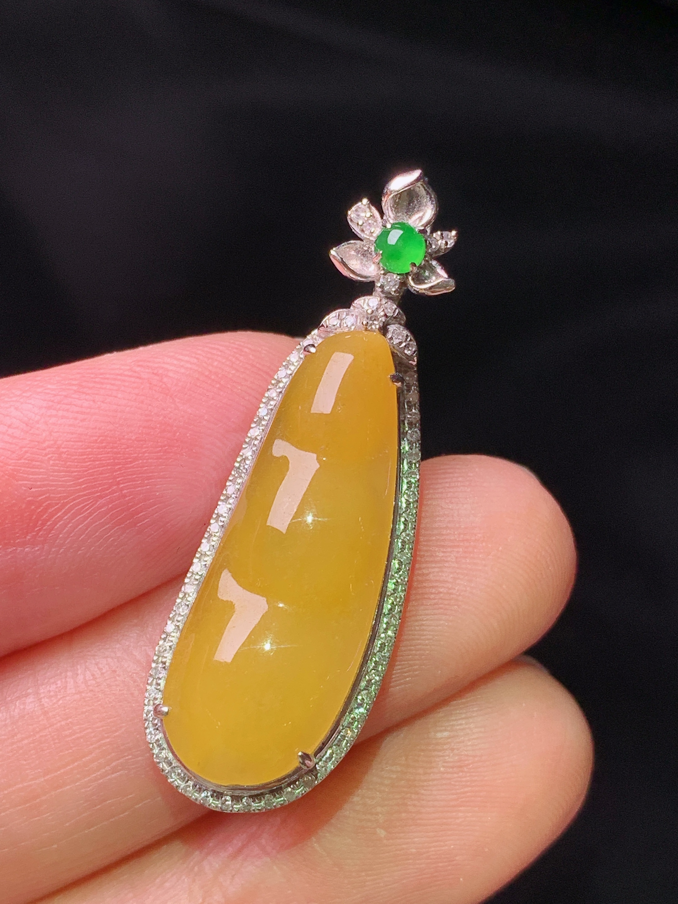 18k金钻镶嵌黄翡四季豆吊坠 玉质细腻 色泽艳丽清新 水润亮眼 整体尺寸35.5*11.8*7.5y4