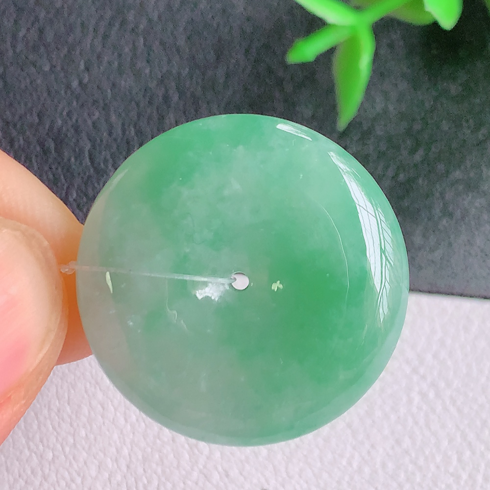 冰润满绿平安扣吊坠，厚装饱满，冰润剔透，细腻水足，种质润泽，飘花灵动，佩戴优雅大气，W49.28  