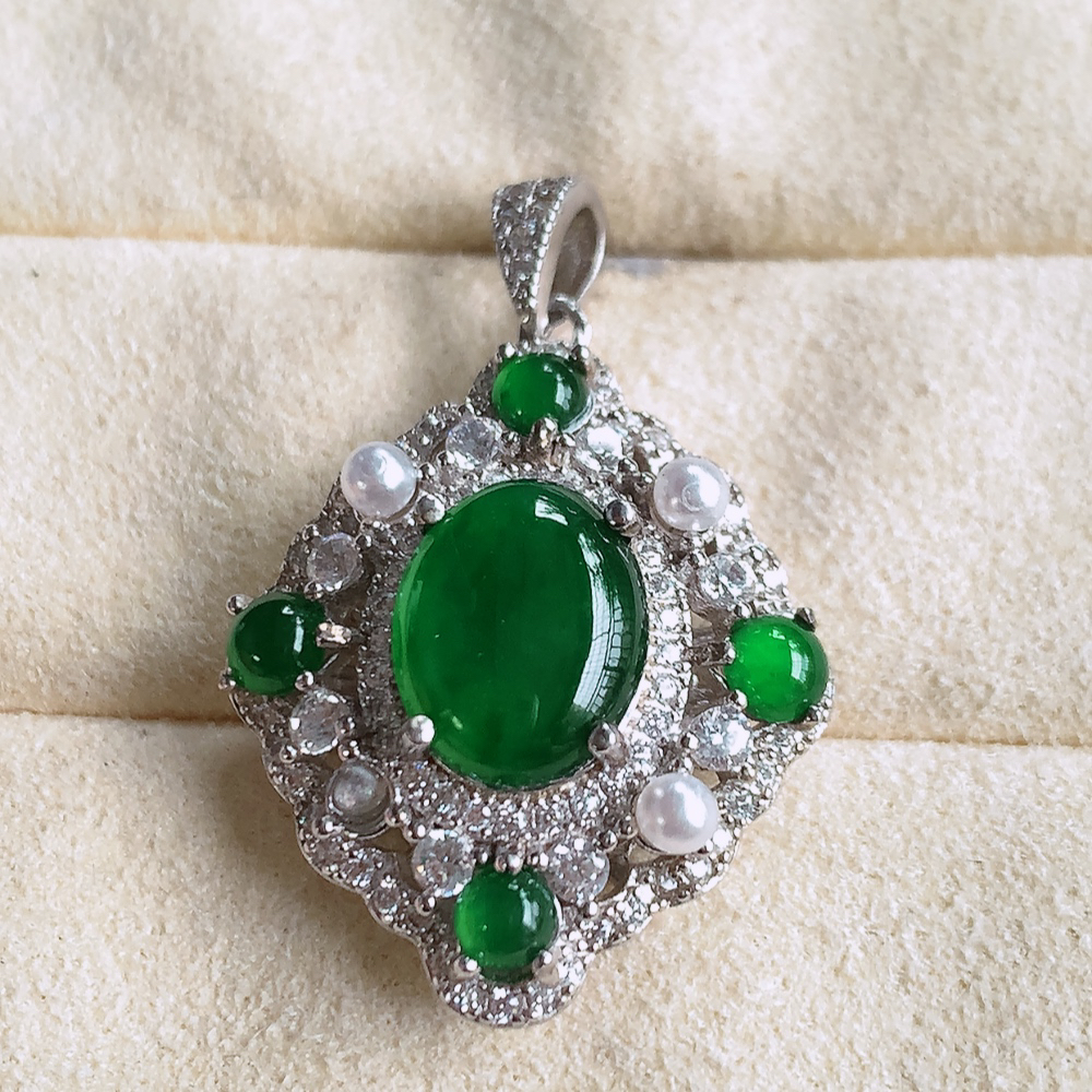 冰润飘绿蛋面翡翠吊坠，925银镶嵌 质地细腻，清秀高雅，饱满圆润  款式大方经典，颜色鲜艳，沁人心脾，高质量精品   W502.28  整体尺寸：25.5-20-8.8mm   裸石尺寸：10-8mm
