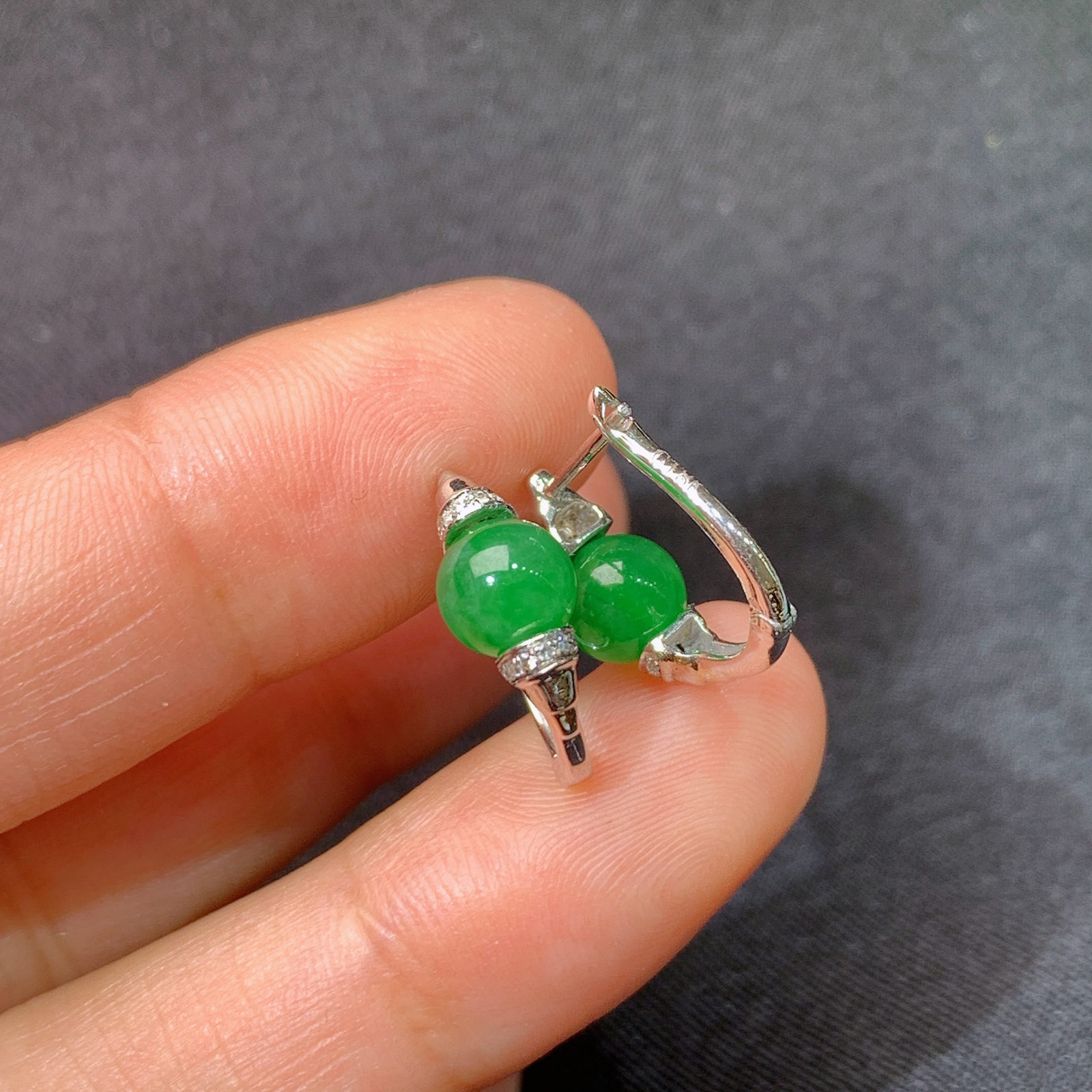 冰阳绿圆珠耳扣，18k金镶嵌，简约时尚，冰润色阳，种水足，Xy 尺寸5.7