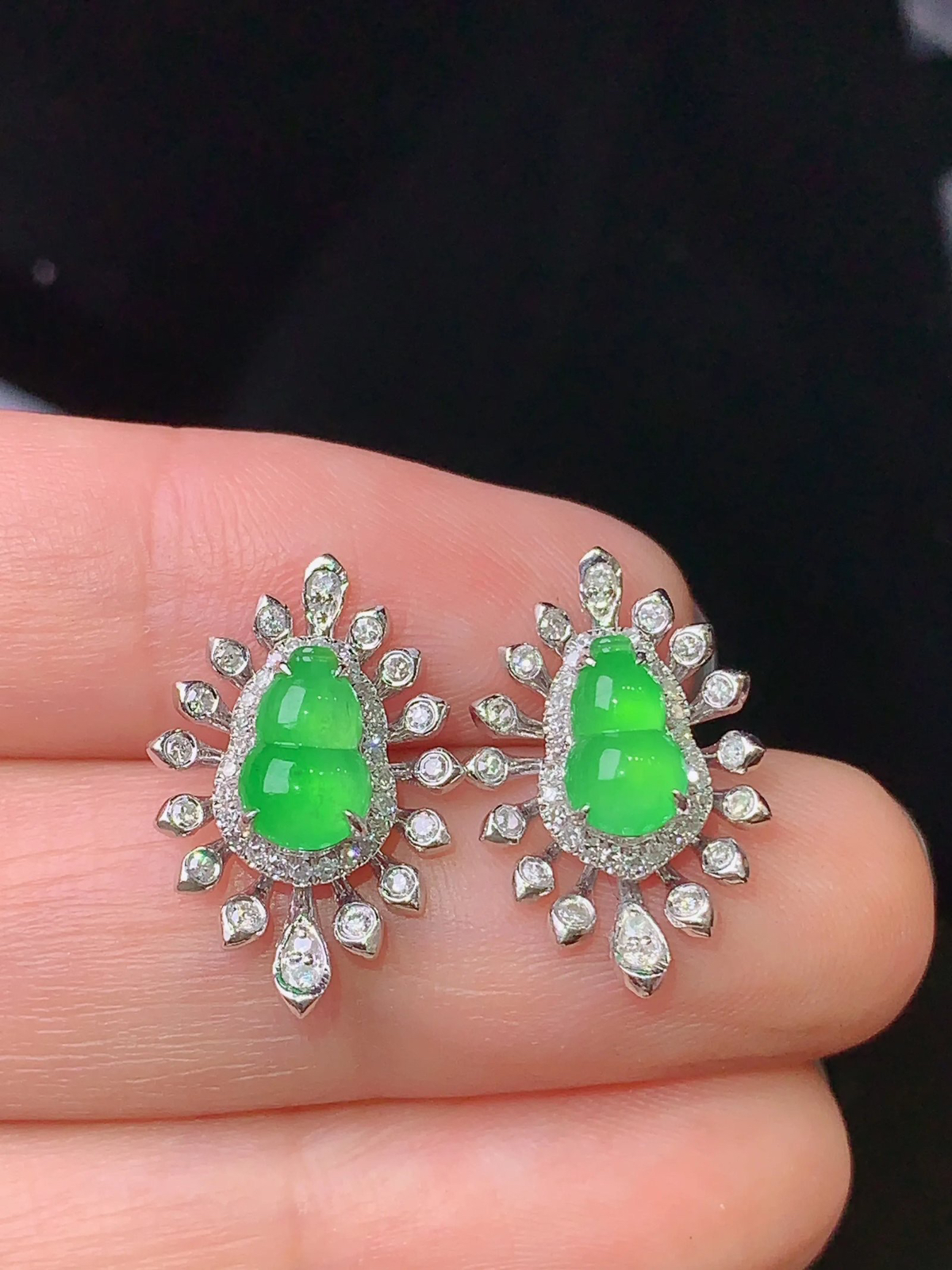 18k金钻镶嵌翠绿葫芦耳钉 玉质细腻 色泽清新艳丽 整体尺寸18.5*12.2*6