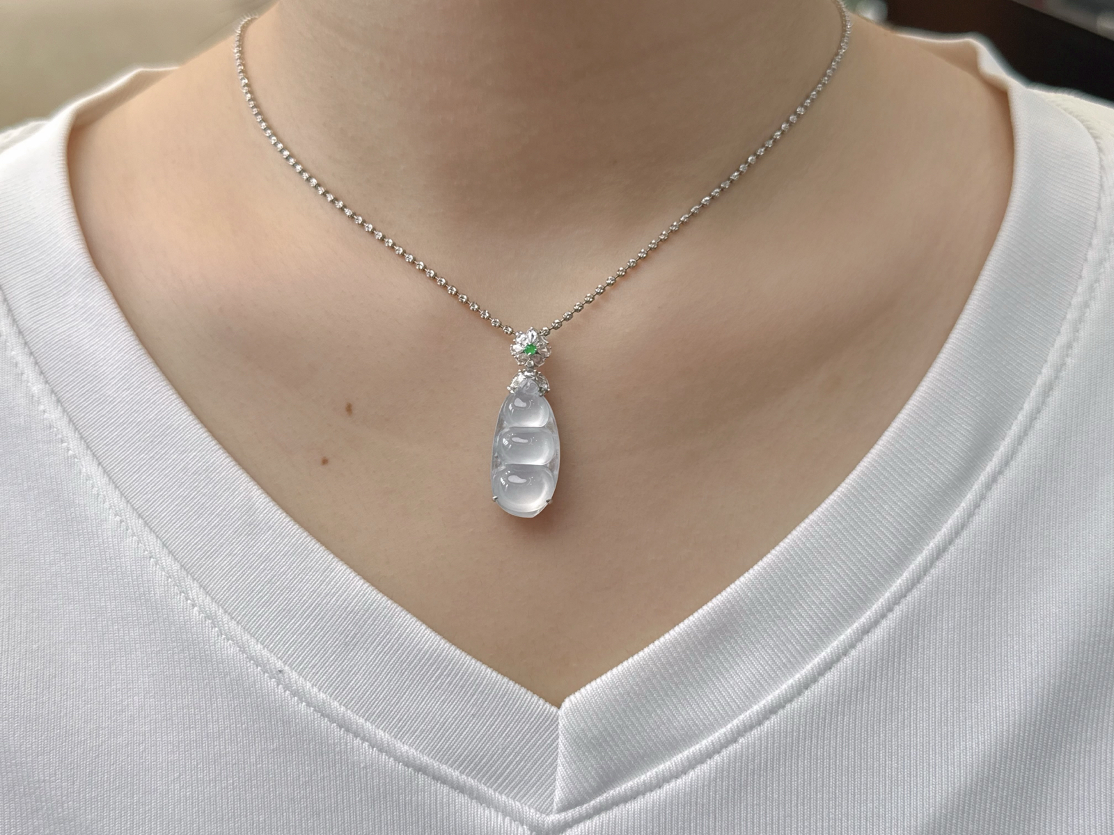 18K镶嵌白冰福豆吊坠

尺寸：23.4-12.2-4.4