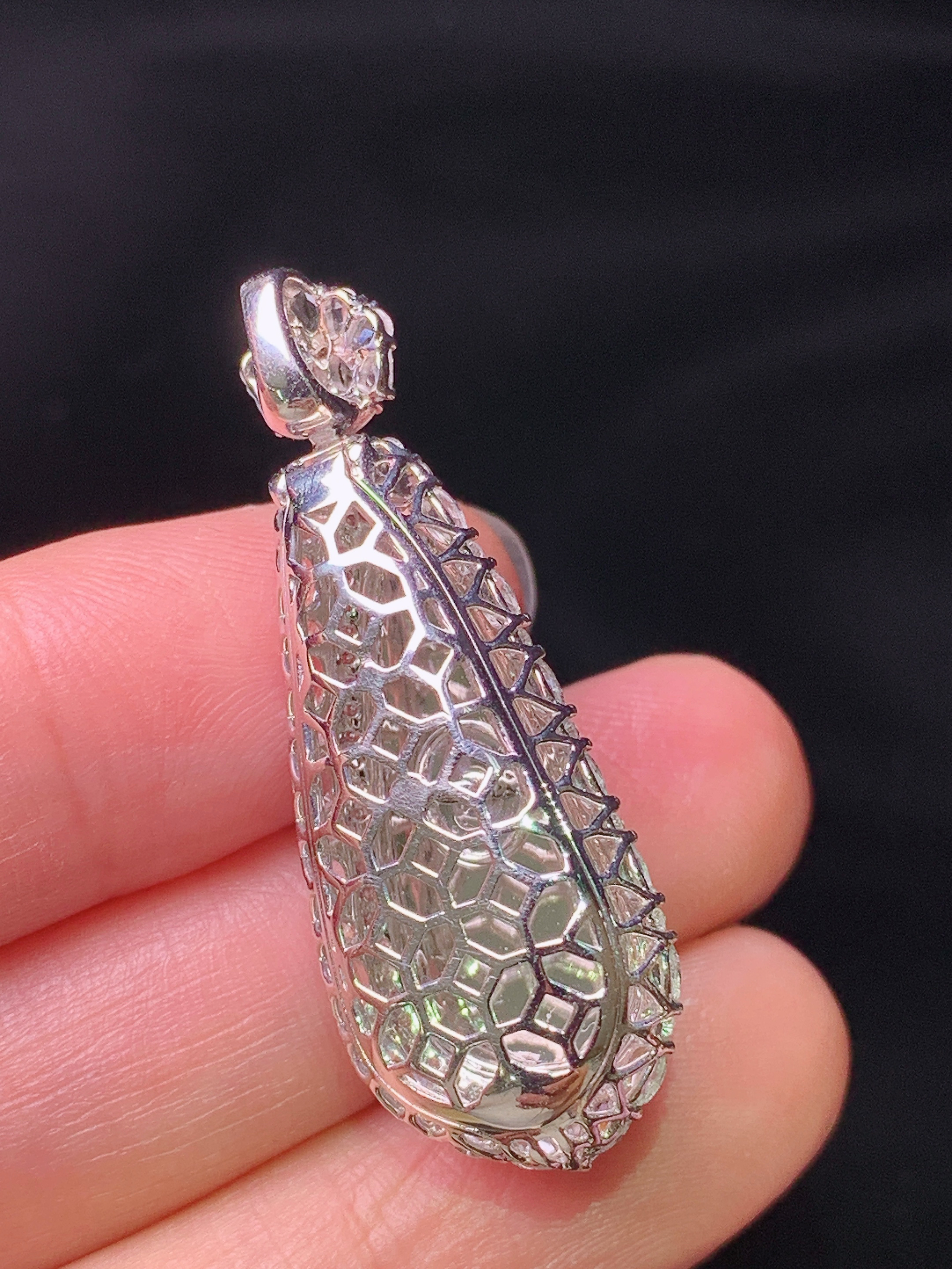 18k金钻镶嵌满绿四季豆吊坠 玉质细腻 色泽艳丽清新 水润亮眼 整体尺寸37.2*14.2*10.5g2