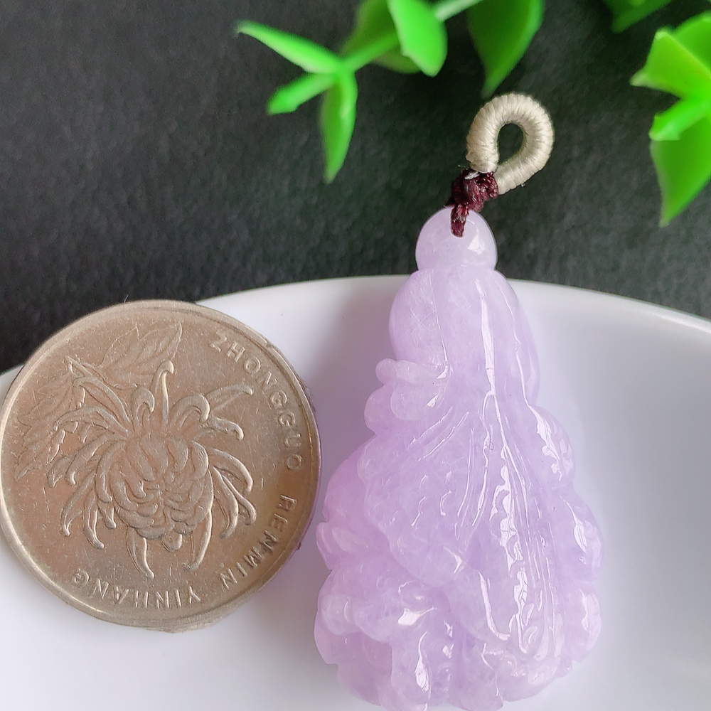 冰润紫罗兰白菜吊坠  玉质细腻，巧雕白菜，叶脉纹理细密，饱和紧密;茎叶粗壮有力，白菜”音通“百财”，“玉”通“遇”，合起来就是“遇百财”之意，寄予事业生活中财源广进，一帆风顺 W57.28  尺寸：37-21-12mm