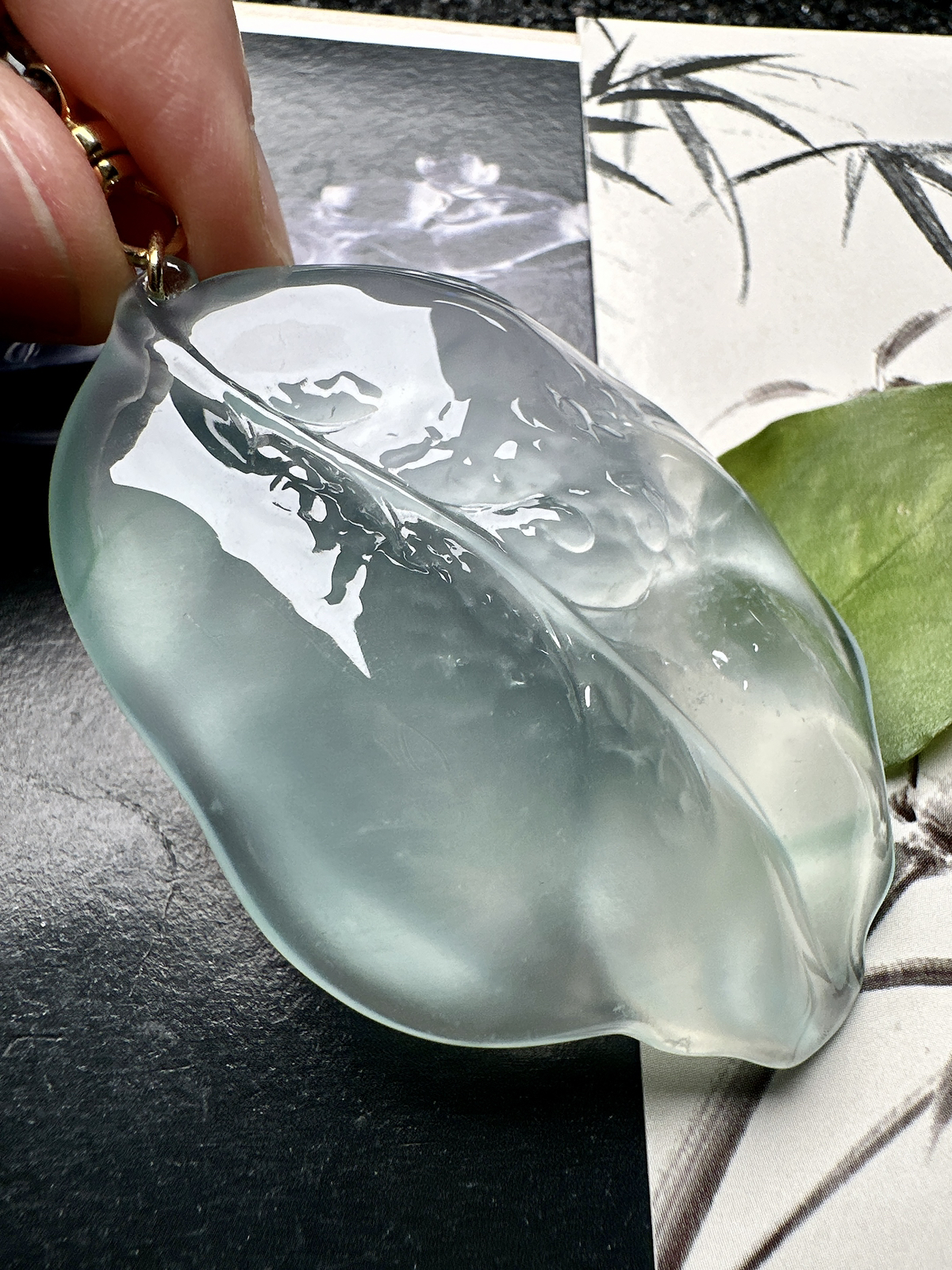 【冰种随形树叶】天空蓝老坑料，叶面饱满，种水上乘，质地致密细腻，品相上佳，冰润通透，起强荧光