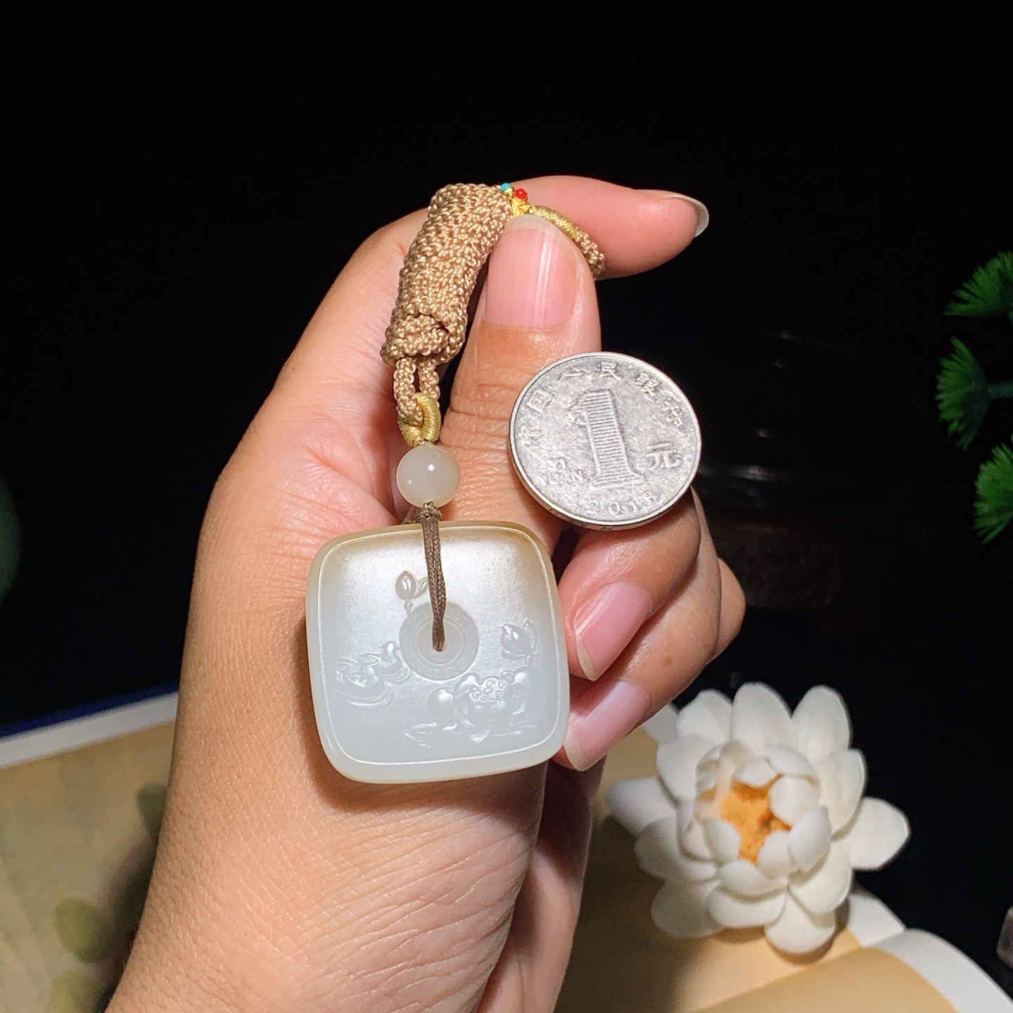 新疆和田玉且末糖四方扣挂件。尺寸31/8重22.5克 玉质细腻油润 底色纯净 脂粉好，品质好。lt260330