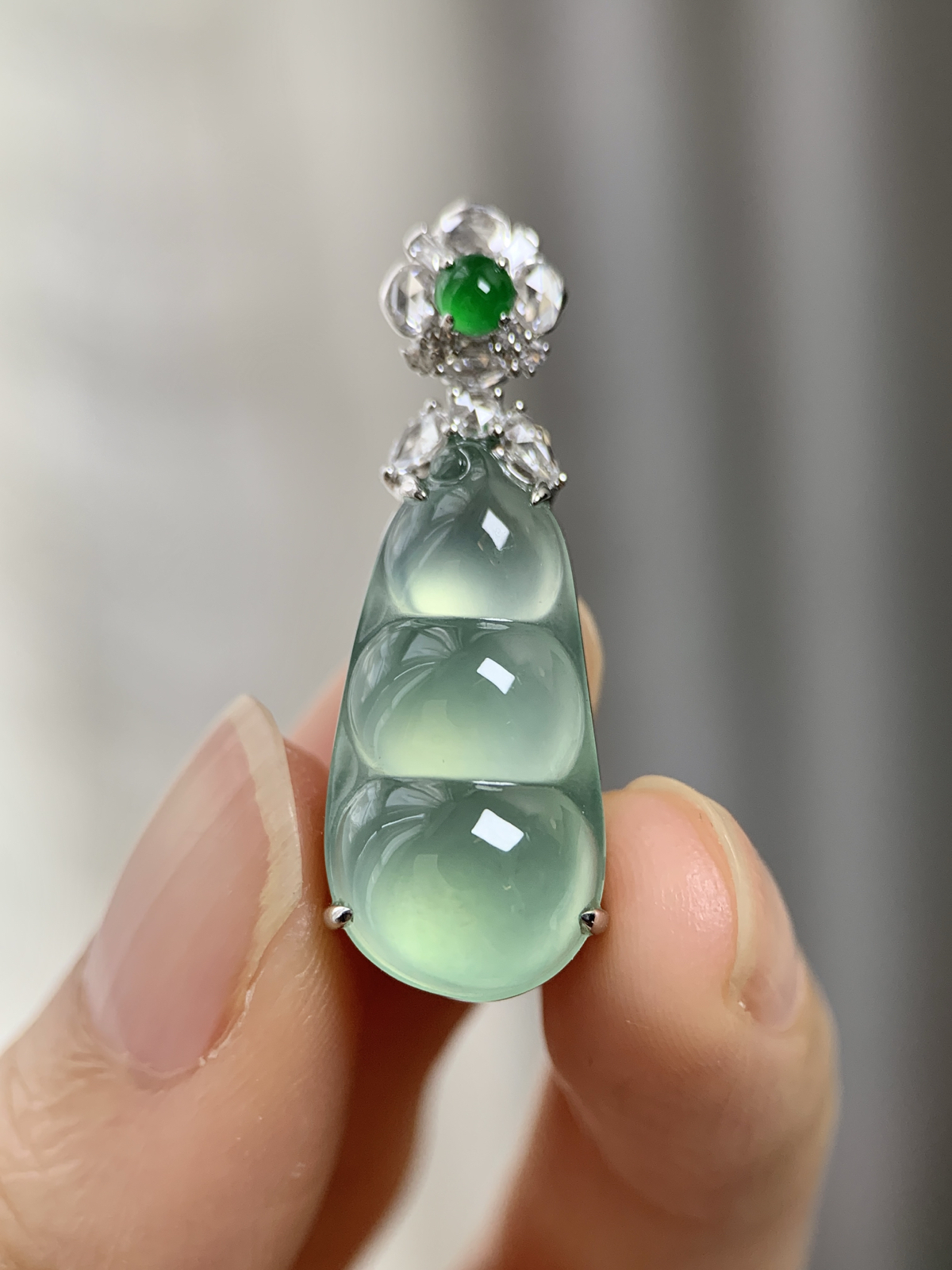 18K镶嵌冰晴绿福豆吊坠

尺寸：21.9-11.6-4.6