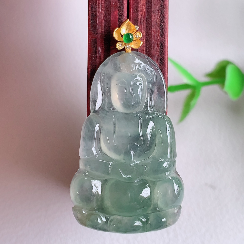 18k金扣冰润精雕观音吊坠，法相端庄大气，工艺精湛，种色浓郁，细腻饱满冰润，种老水足，收藏佳品，佩戴