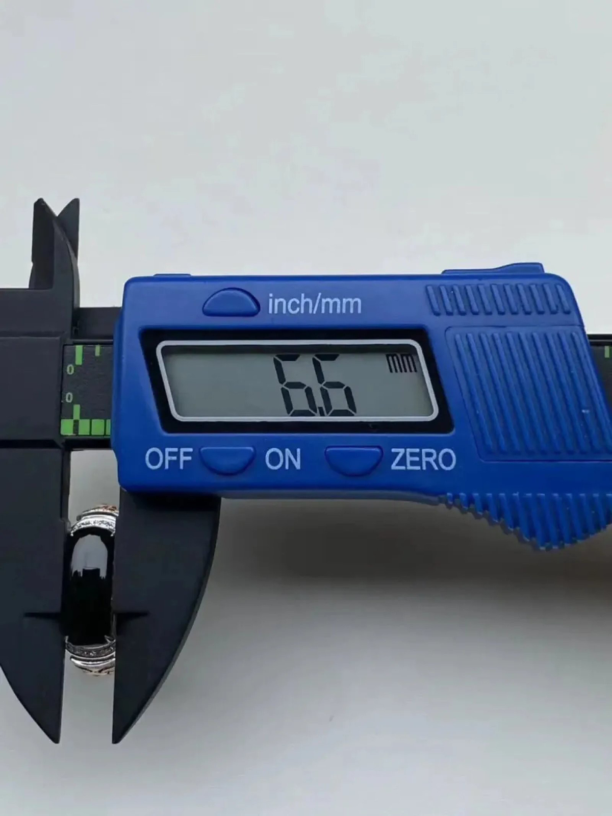 墨翠：【马鞍戒指】18K金+南非钻镶嵌，细腻干净，黑度极黑，性价比高·做工精致，打灯透绿 裸石尺寸：16.1*6.6