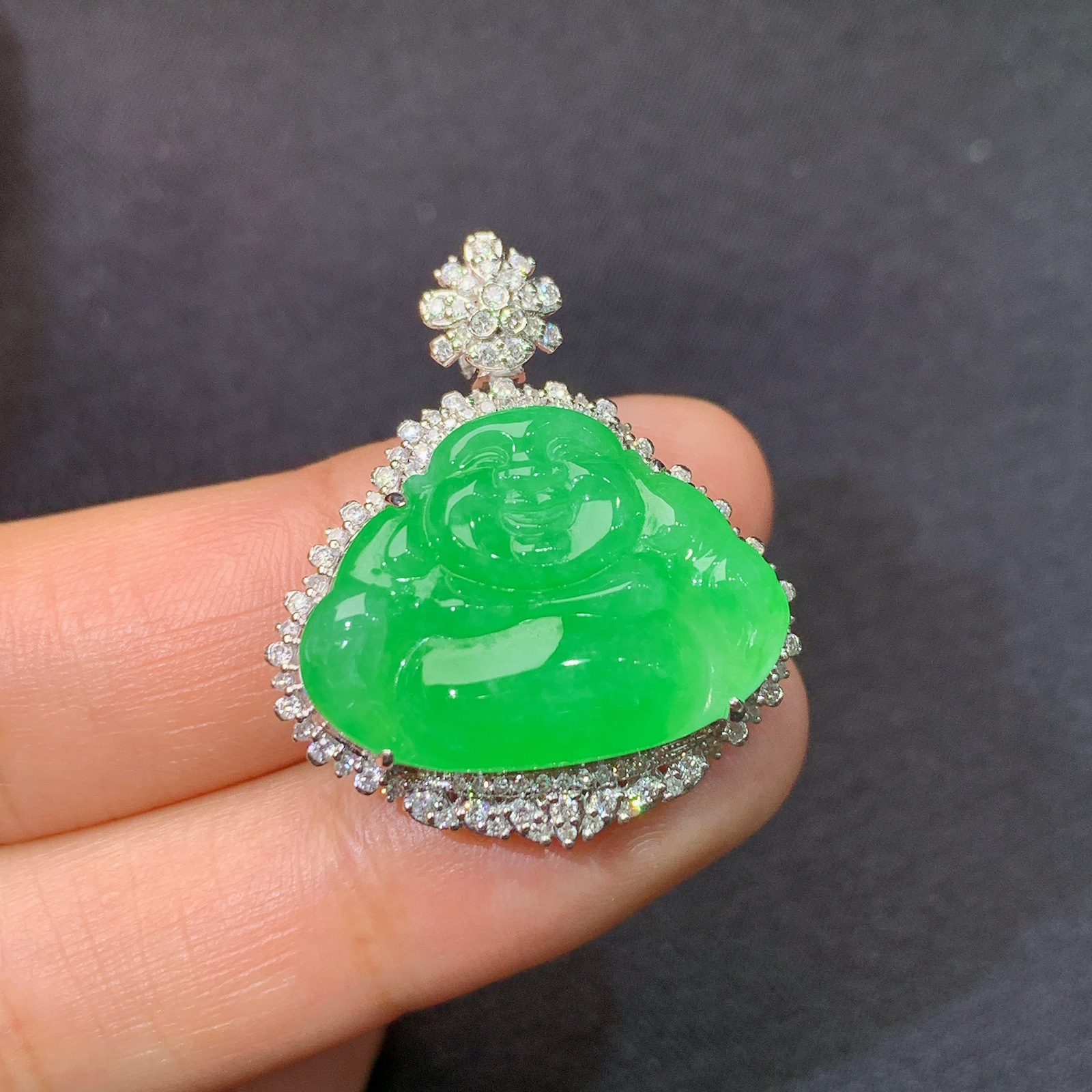 冰阳绿笑佛吊坠，18k金镶嵌，冰润色阳，品相好，种水足，Xj 尺寸29*24.9*10 F1