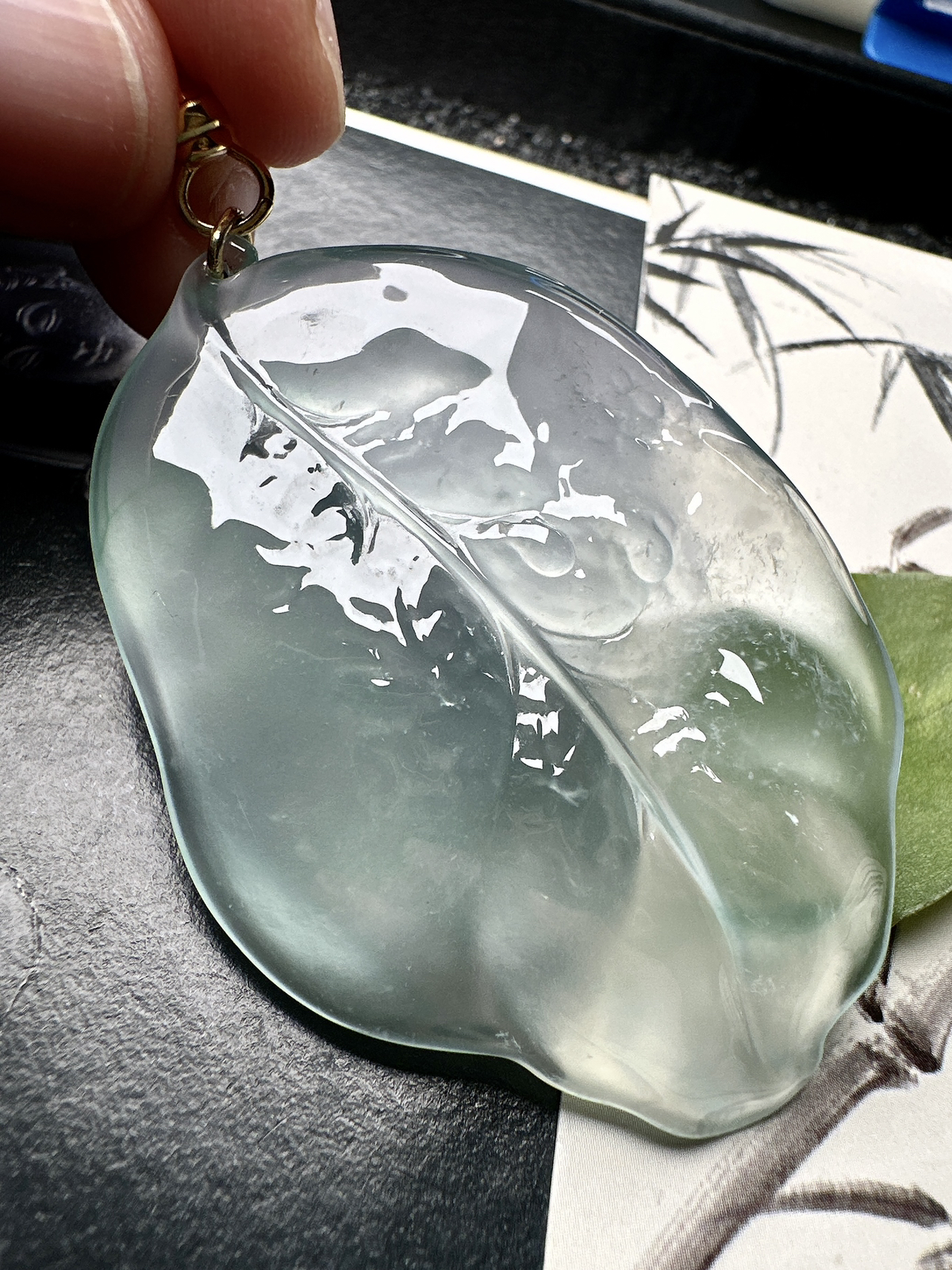 【冰种随形树叶】天空蓝老坑料，叶面饱满，种水上乘，质地致密细腻，品相上佳，冰润通透，起强荧光