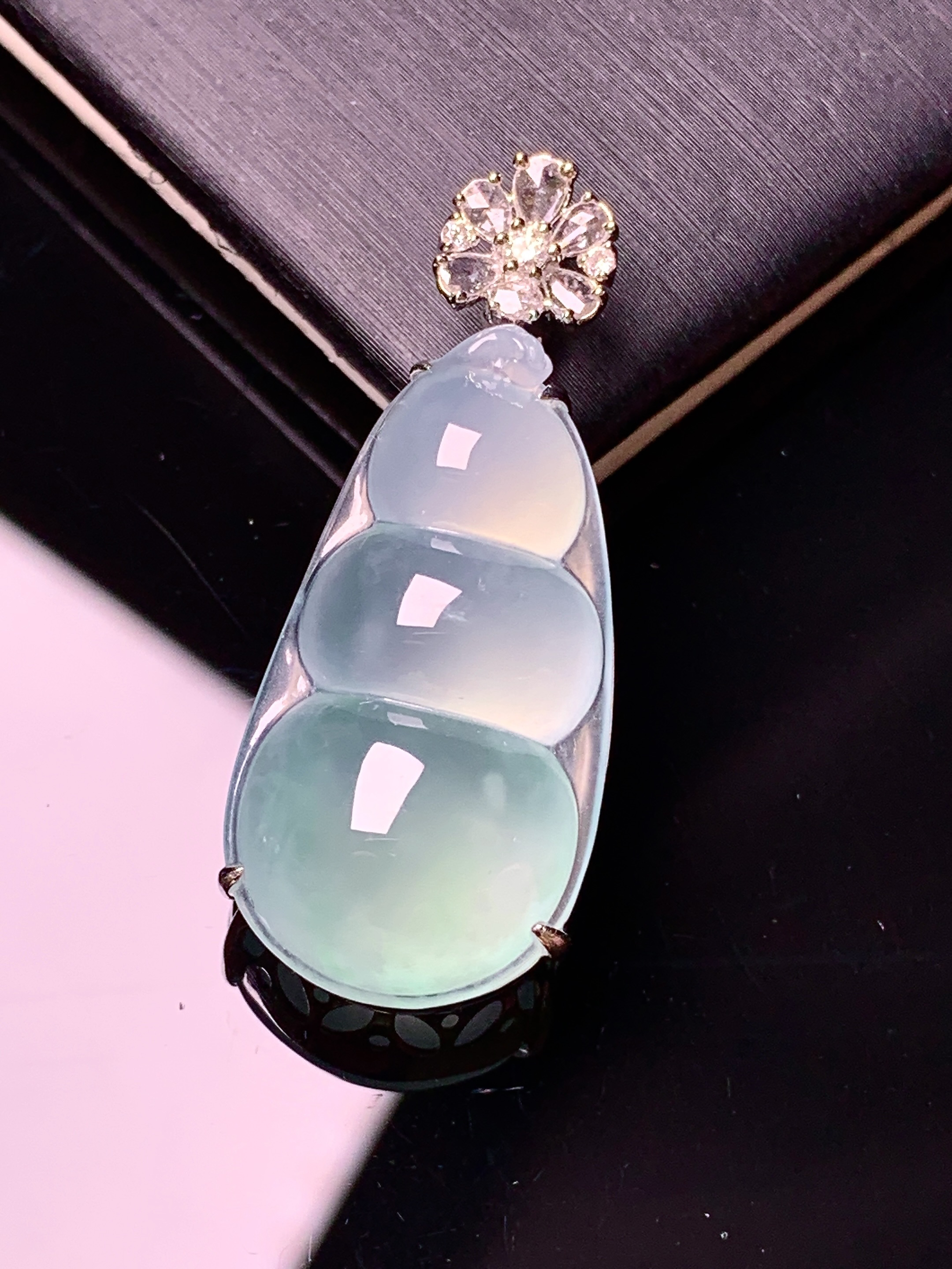 18k金钻镶嵌冰种四季豆吊坠 玉质细腻 色泽艳丽清新 水润亮眼 整体尺寸35.6*14.5*9g2