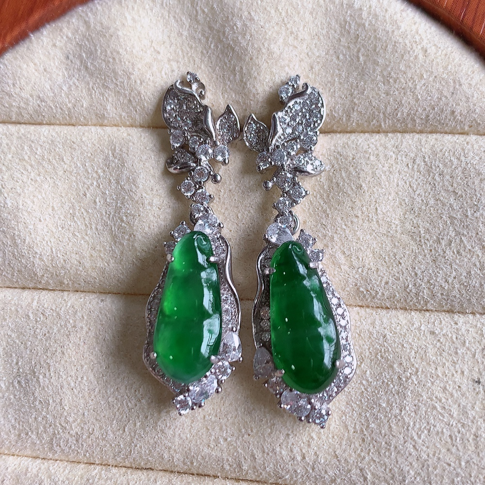 冰满绿翡翠925银镶嵌福豆耳钉，自然光实拍，翠色灵动，颜色漂亮，种老水足，品相佳，佩戴佳品！W502.28  取一整体尺寸：36.5-10.2-6.3mm  裸石尺寸：14.8-6.6mm