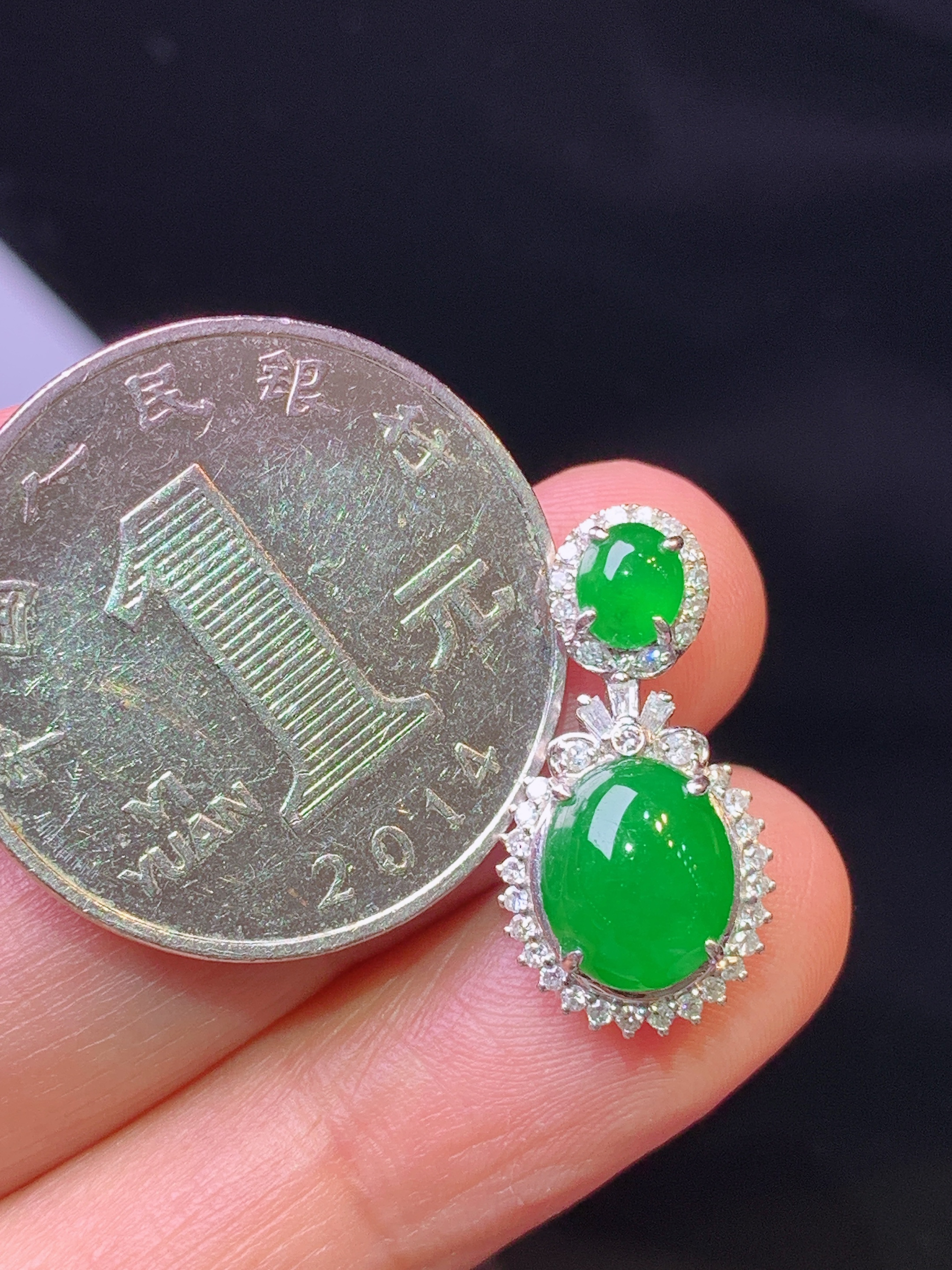 18k金钻镶嵌满绿蛋面吊坠 玉质细腻 色泽艳丽清新 水润亮眼 整体尺寸20.6*10.8*7.3b2