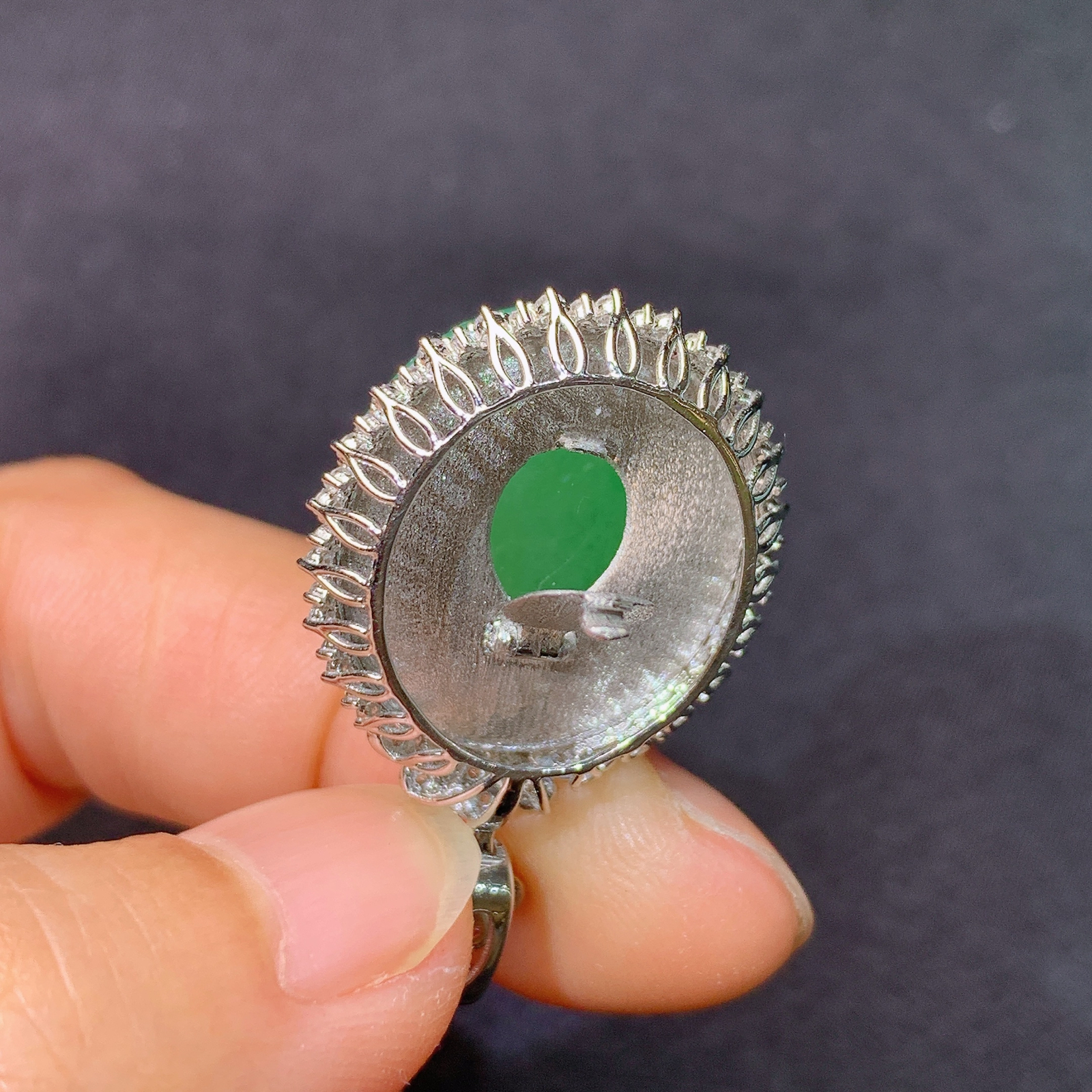 冰翠绿蛋面吊坠，18k金镶嵌，冰润色阳，玉质细腻，种水足，Xj 尺寸32.7*20.4*12.2 F1