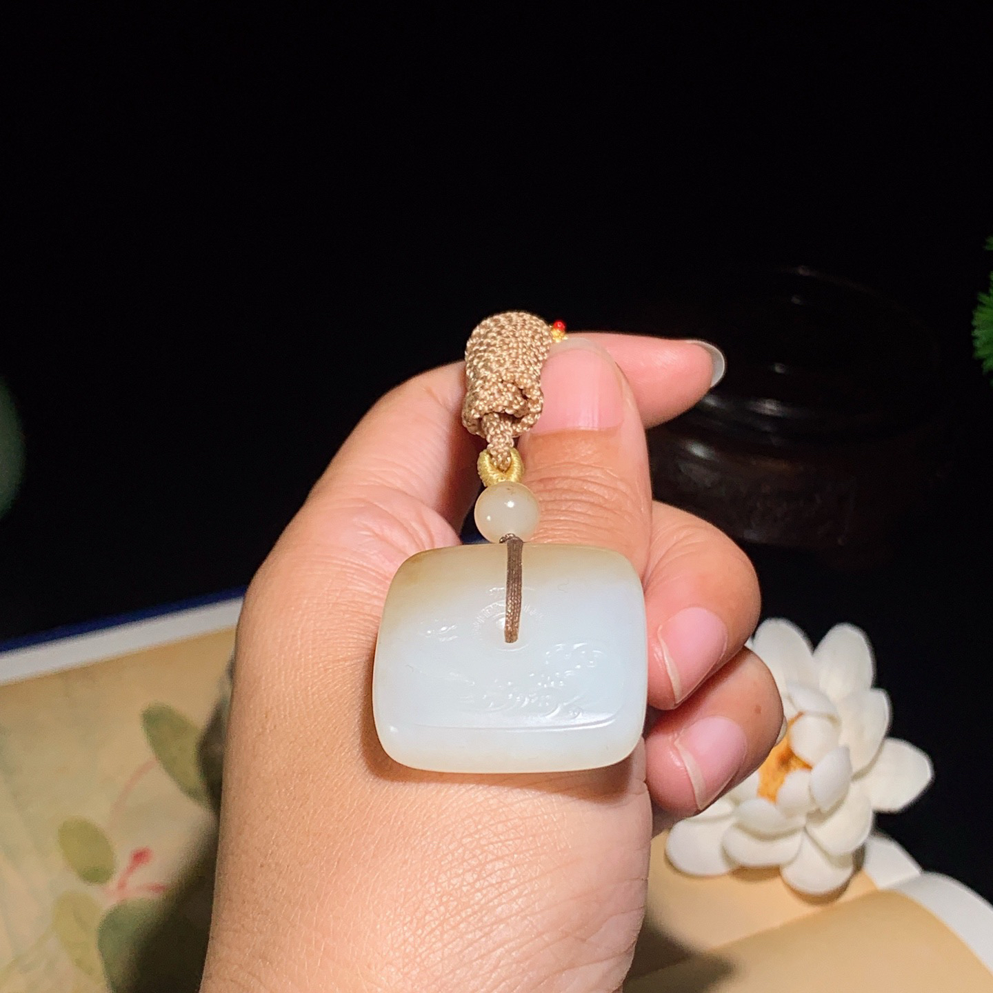 新疆和田玉且末糖四方扣挂件。尺寸31/8重22.5克 玉质细腻油润 底色纯净 脂粉好，品质好。lt260330