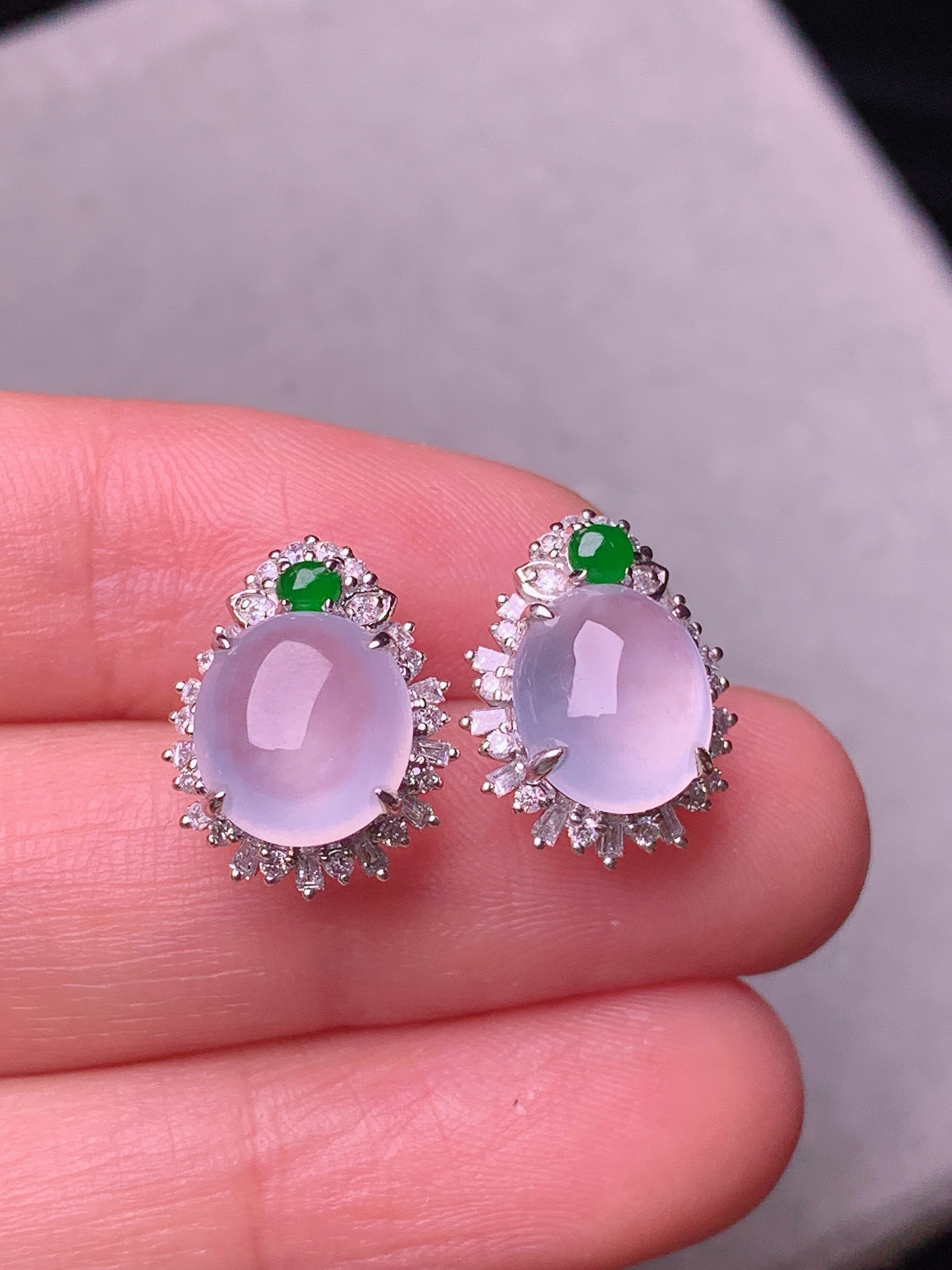 18k金钻镶嵌冰种蛋面耳钉 玉质细腻 色泽艳丽清新 水润亮眼 整体尺寸14.5*11.3*7.2b2