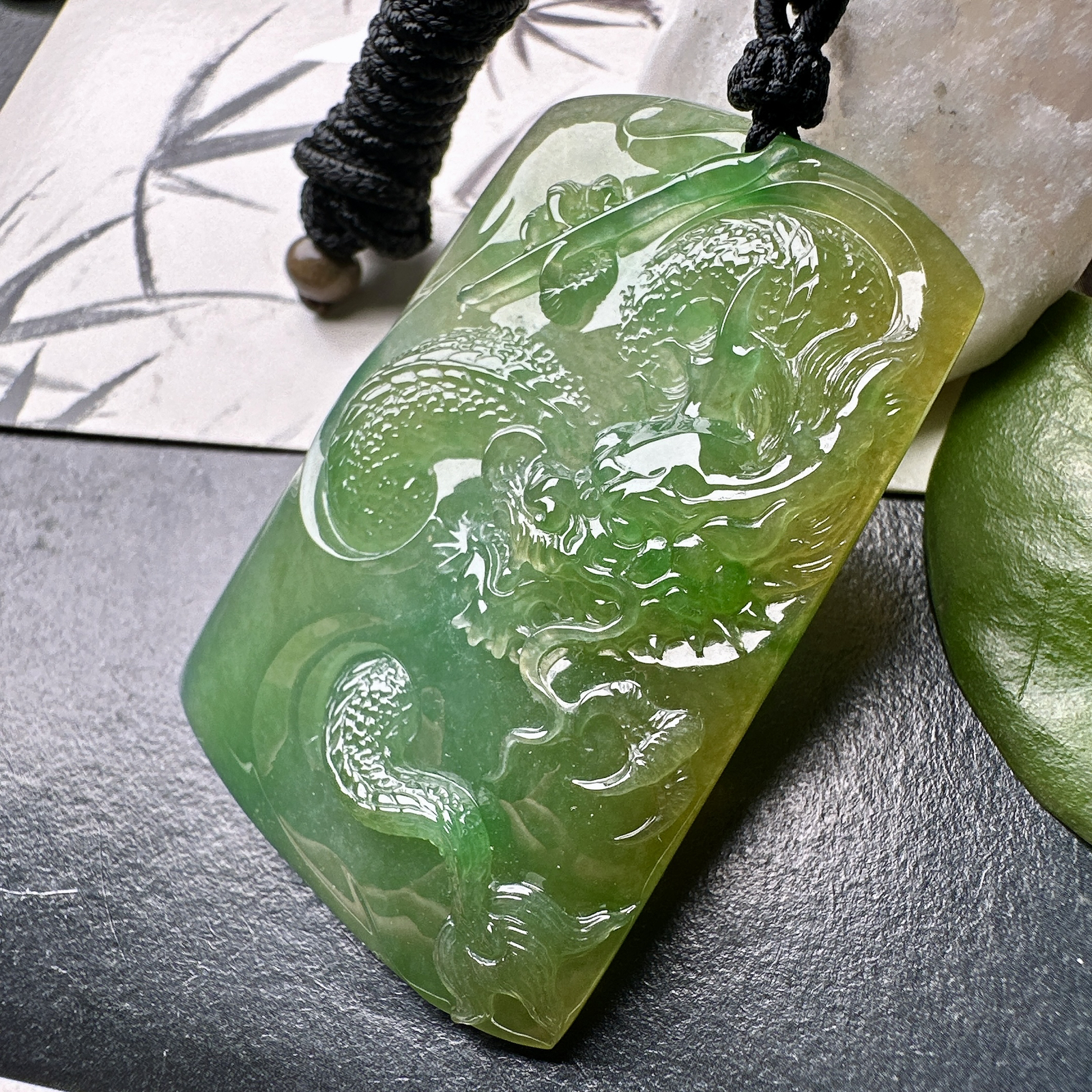 【冰种黄加绿龙牌】冰润细腻，冰感好，质地很不错。雕工精细，佩戴效果好，背面一刀切