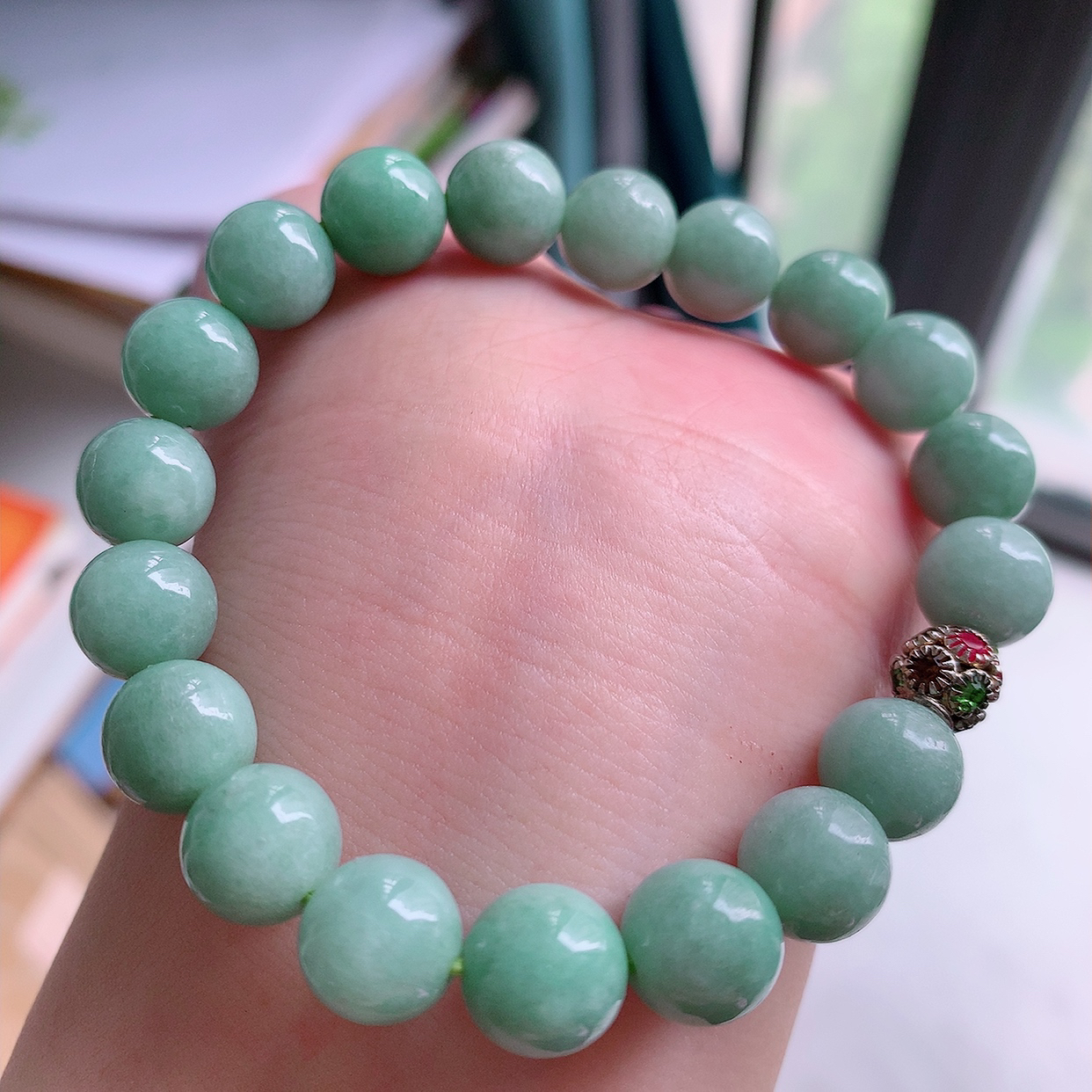 自然光实拍，冰润满绿圆珠手链   翡翠手串，种老水足，冰清玉润   颜色漂亮  #001.1取一尺寸9.5mm