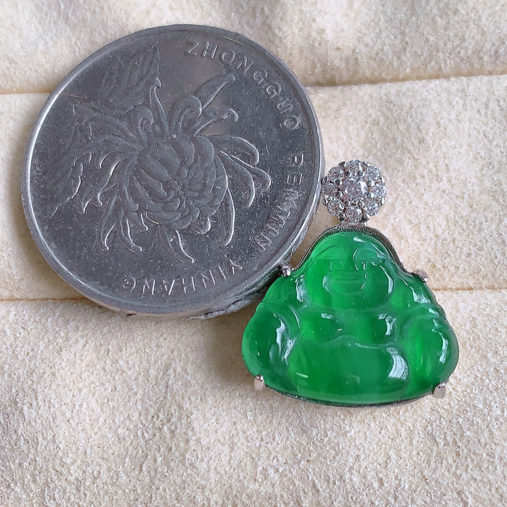 冰润满绿925银镶嵌佛公挂件 玉质细腻  精雕弥勒佛，笑佛福耳垂肩，面相喜庆，开怀大笑，憨态可掬。惟妙惟肖，寓意福禄双全，吉祥美满，笑口常开 W502.28  整体尺寸：19-16.5-4.8mm   裸石尺寸：13.5-16.5mm