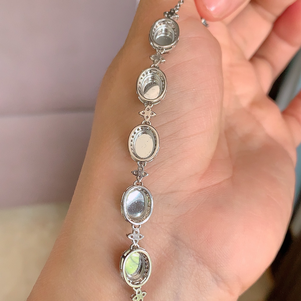 冰润满绿翡翠蛋面手链，水水润润，珠圆玉润，颜色鲜艳，妙明清净，清秀高雅，佩戴效果优雅迷人！性价比超值 W815.28  取一尺寸：10-8-5.3mm    裸石尺寸：5mm