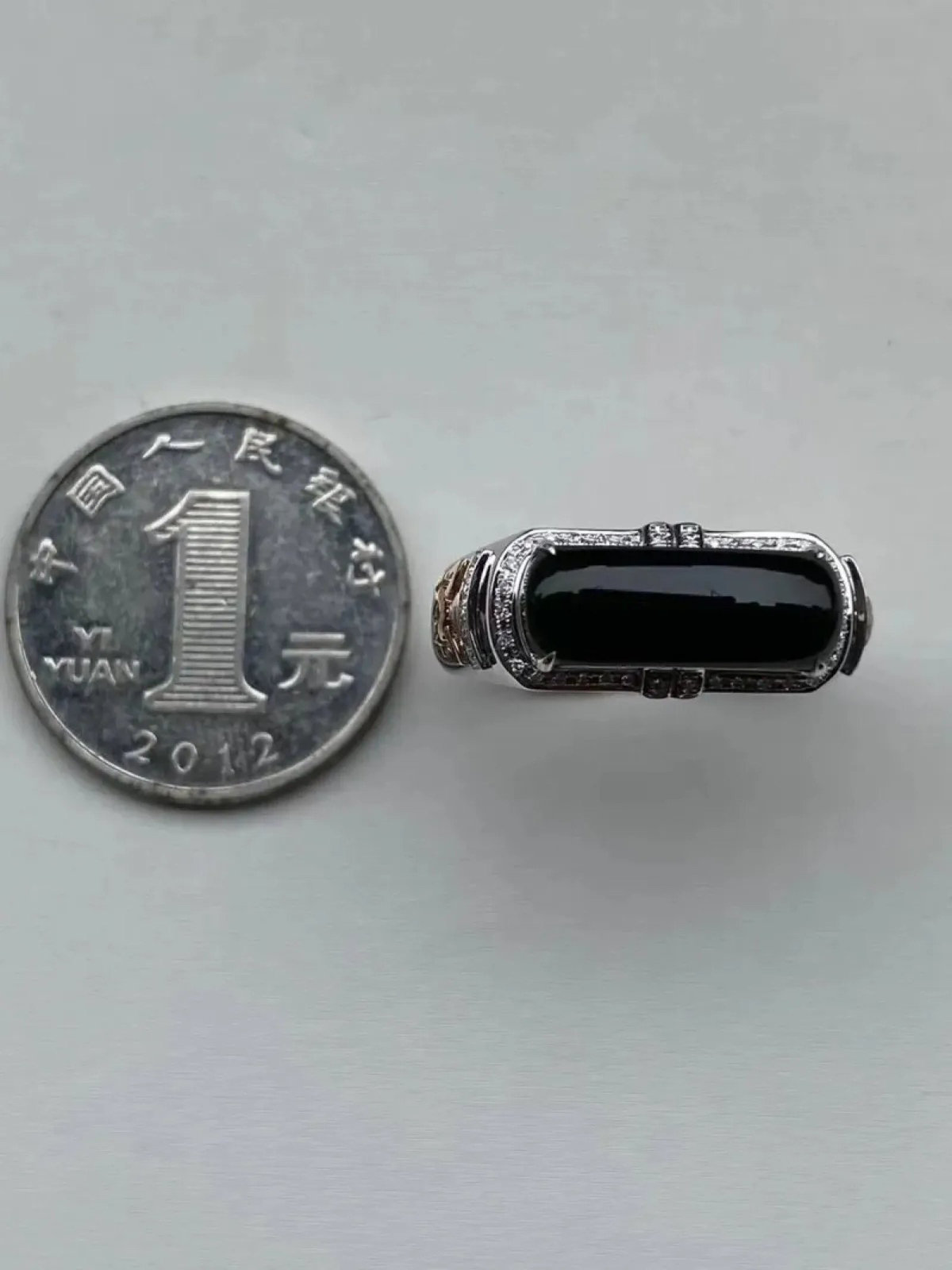 墨翠：【马鞍戒指】18K金+南非钻镶嵌，细腻干净，黑度极黑，性价比高·做工精致，打灯透绿 裸石尺寸：16.1*6.6