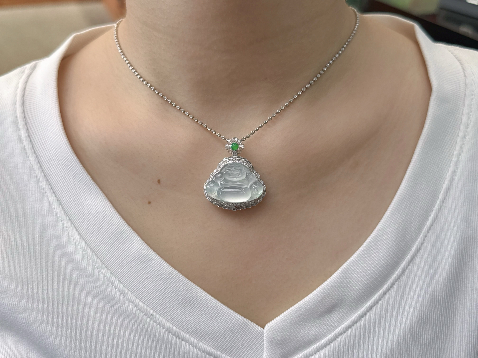 18K镶嵌白冰佛公吊坠
尺寸：16.9-24.1-5