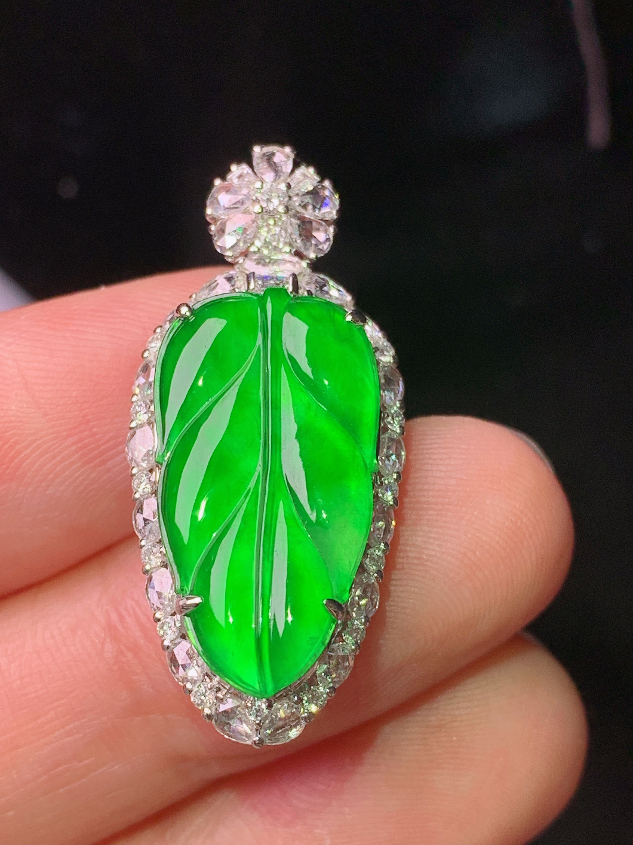 18k金钻镶嵌满绿树叶吊坠 玉质细腻 色泽艳丽清新 水润亮眼 整体尺寸31.8*14*8.5m5