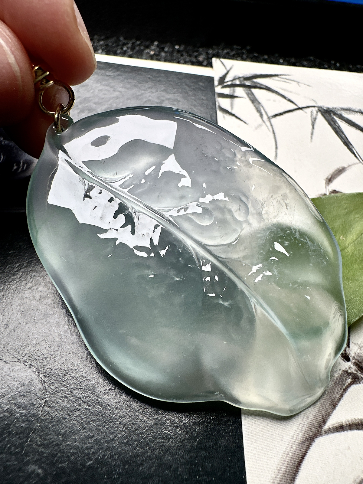 【冰种随形树叶】天空蓝老坑料，叶面饱满，种水上乘，质地致密细腻，品相上佳，冰润通透，起强荧光