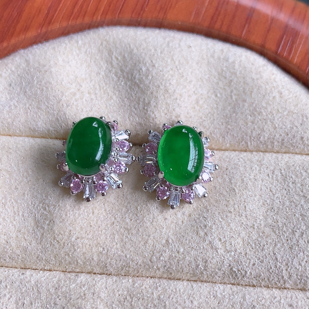冰满绿翡翠925银镶嵌耳钉，自然光实拍，翠色灵动，颜色漂亮，种老水足，品相佳，佩戴佳品！W502.2
