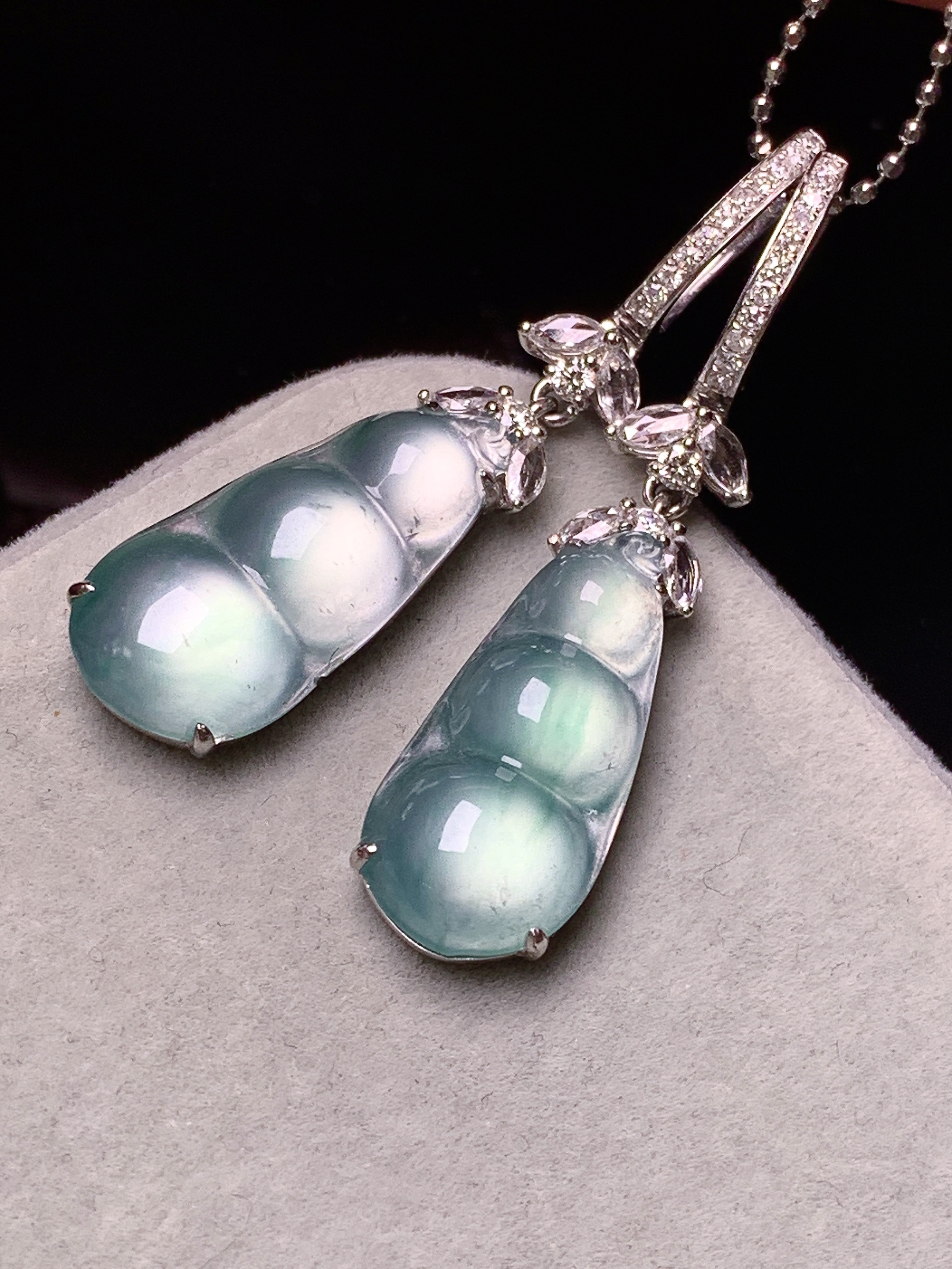 18k金钻镶嵌玻璃种四季豆耳坠 玉质细腻 色泽艳丽清新 水润亮眼 整体尺寸41.3*10.3*4.6m5