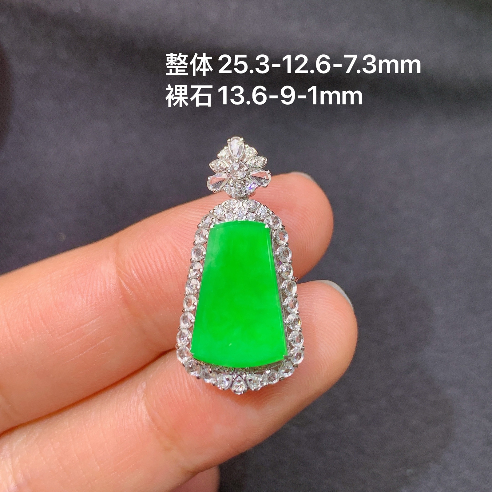 冰阳绿无事牌吊坠，18k金镶嵌，冰润色阳，种老水足，Ych 尺寸25.3*12.6*7.3