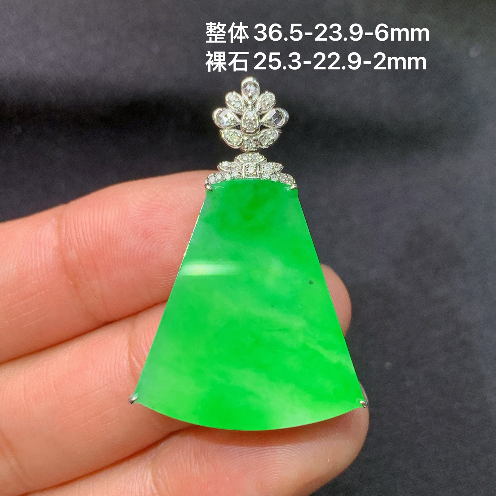 阳绿无事牌吊坠，18k金镶嵌，冰润色阳，玉质细腻，种水足，Kf 尺寸36.5*23.9*6