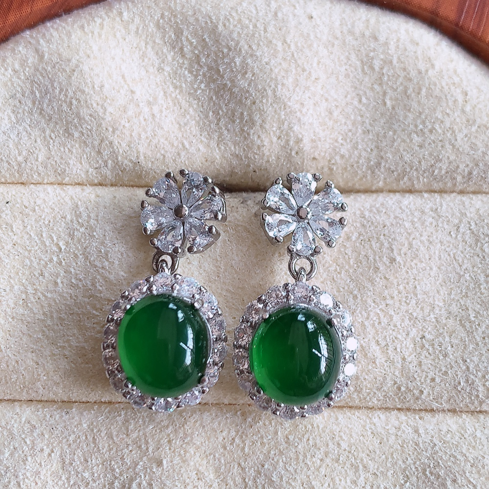 冰满绿翡翠925银镶嵌蛋面耳钉，自然光实拍，翠色灵动，颜色漂亮，种老水足，品相佳，佩戴佳品！W815.28  取一整体尺寸：20-10-7.8mm  裸石尺寸：7.5-6.5mm