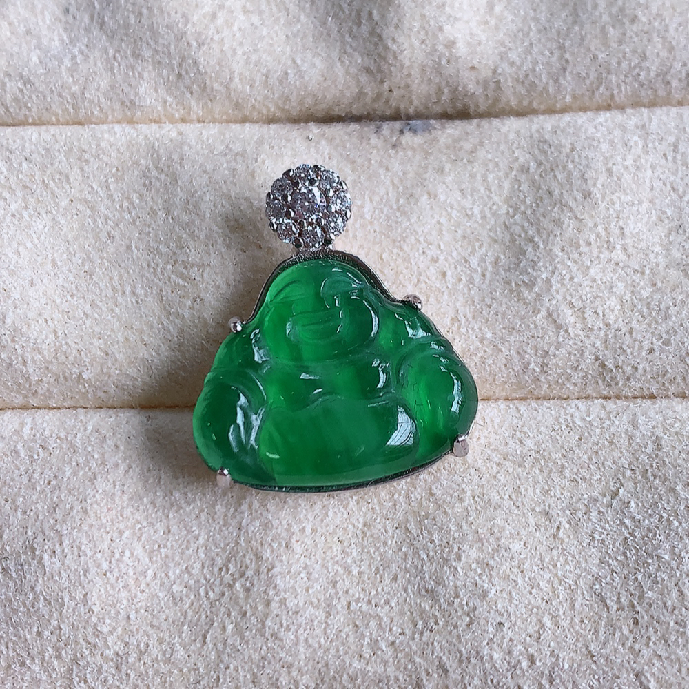 冰润满绿925银镶嵌佛公挂件 玉质细腻  精雕弥勒佛，笑佛福耳垂肩，面相喜庆，开怀大笑，憨态可掬。惟妙惟肖，寓意福禄双全，吉祥美满，笑口常开 W502.28  整体尺寸：19-16.5-4.8mm   裸石尺寸：13.5-16.5mm