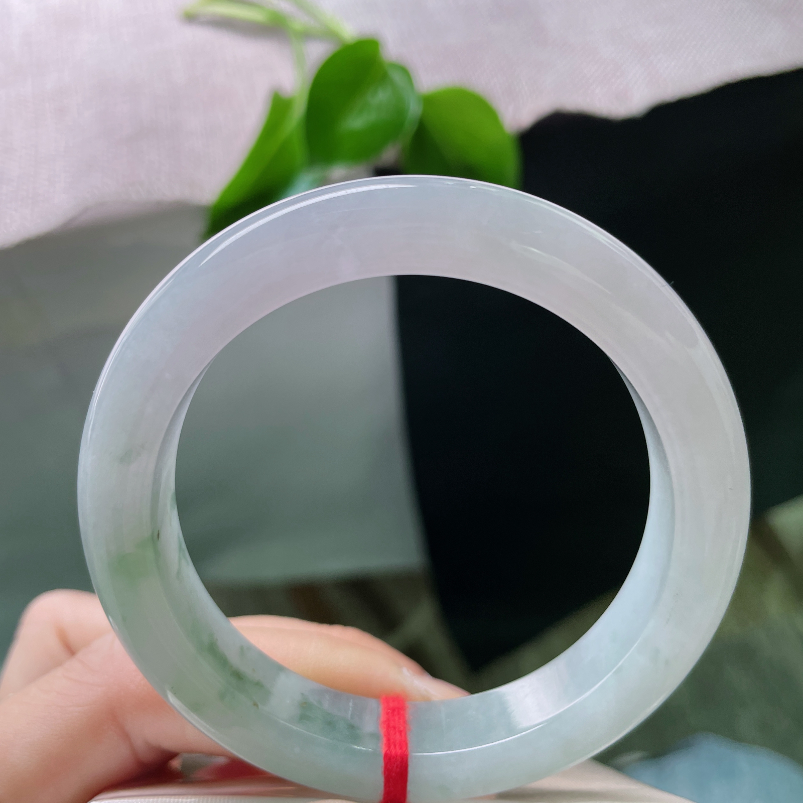 尺寸：55.8/12.3/8.8，淡绿淡紫正圈，质地莹润通透，百搭款，简约大方。