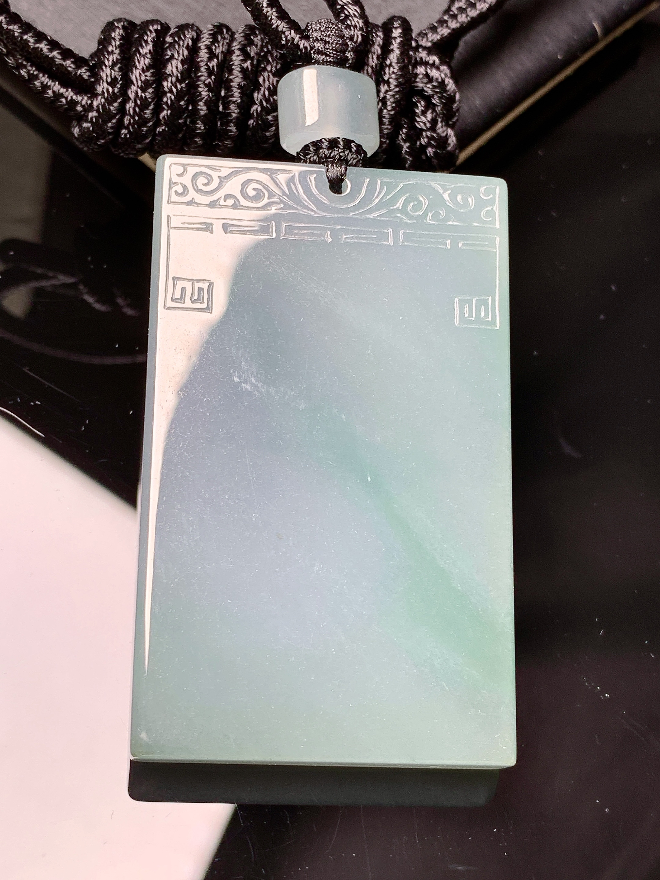 飘绿无事牌吊坠 玉质细腻 色泽艳丽清新 水润亮眼 整体尺寸50.5*30.2*5.8L1