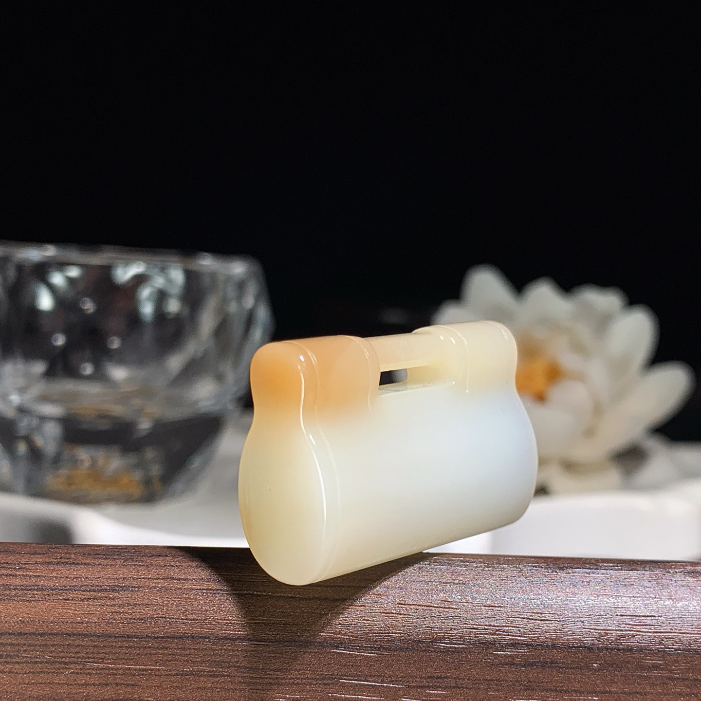 新疆和田玉且末糖宝宝锁挂件。尺寸30/11/20重15.5克 玉质细腻油润 底色纯净 脂粉好，品质好