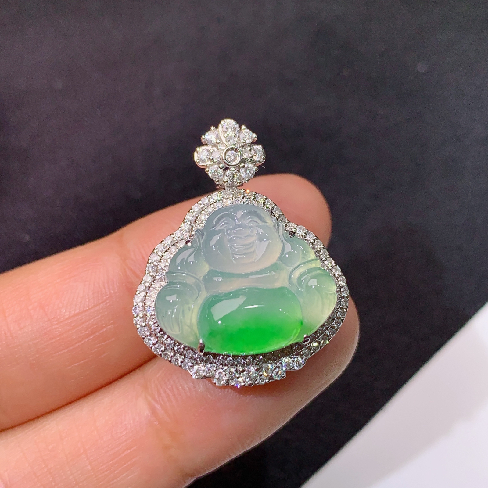 冰飘绿笑佛吊坠，18k金镶嵌，冰润细腻，品相好，种水足，Xj 尺寸26.3*21.3*11.3 F1
