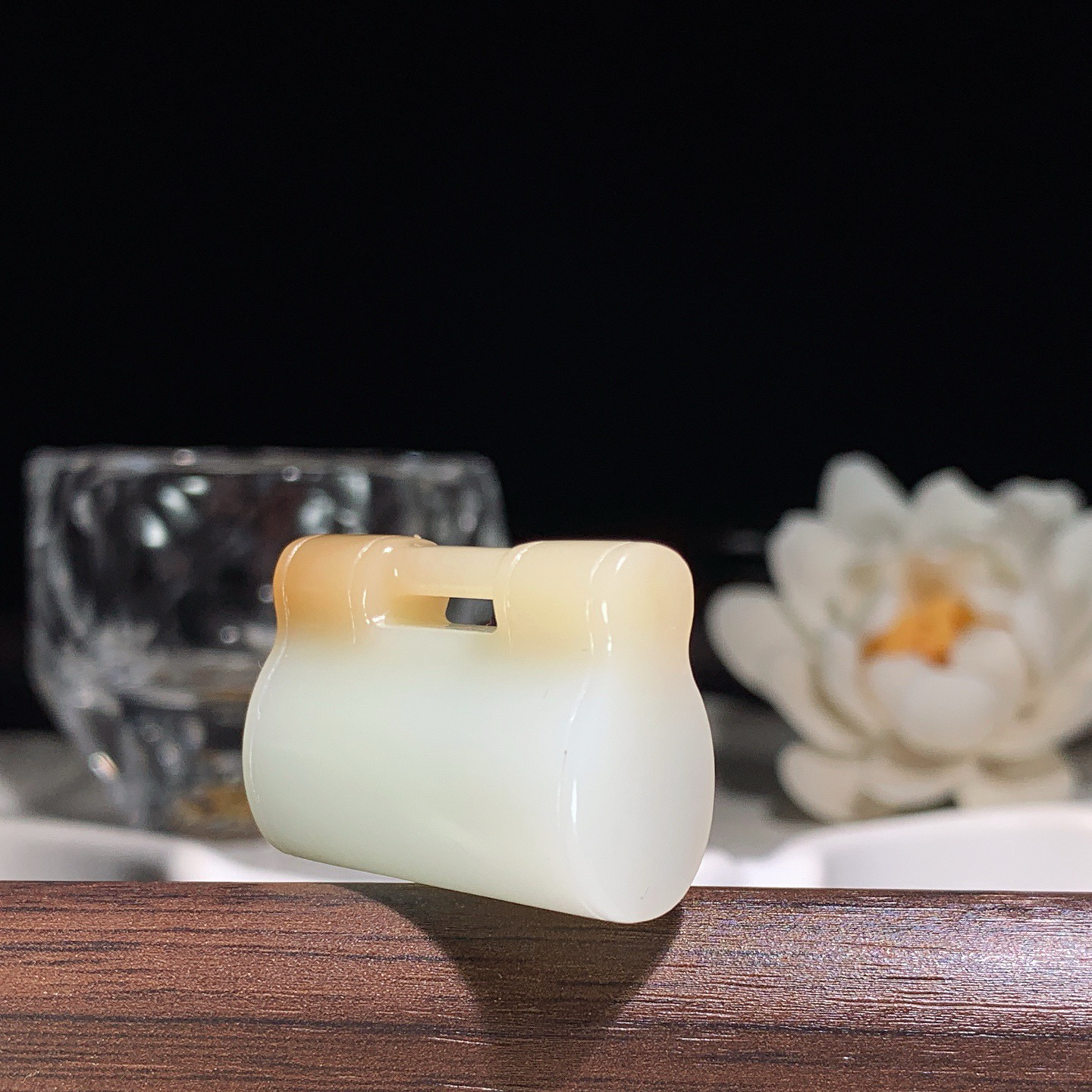 新疆和田玉且末糖宝宝锁挂件。尺寸30/11/20重15.5克 玉质细腻油润 底色纯净 脂粉好，品质好。lt260330