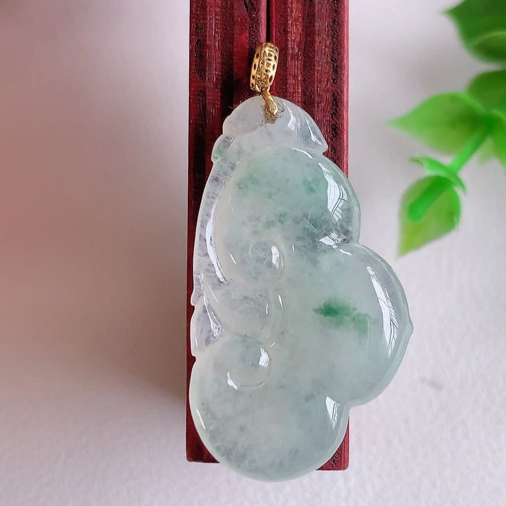 18k金扣冰润吉祥如意翡翠吊坠  寓意“万事如意，吉祥如意,福寿绵长 心想事成”饱满大气，通透水润  W01.28  尺寸：32.5-18.8-6mm