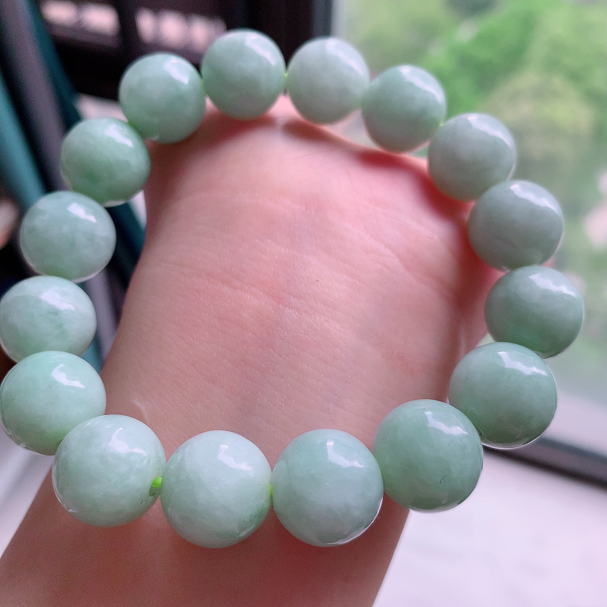 自然光实拍，冰润淡绿翡翠手串手链，种老水足， 冰清玉润  颜色漂亮  #001.1取一尺寸13.6