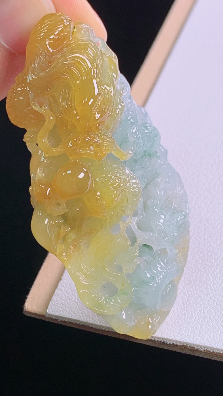 黄翡双龙戏珠
天然黄翡，底子细腻，霸气
尺寸:64.4-34.5-16.6mm