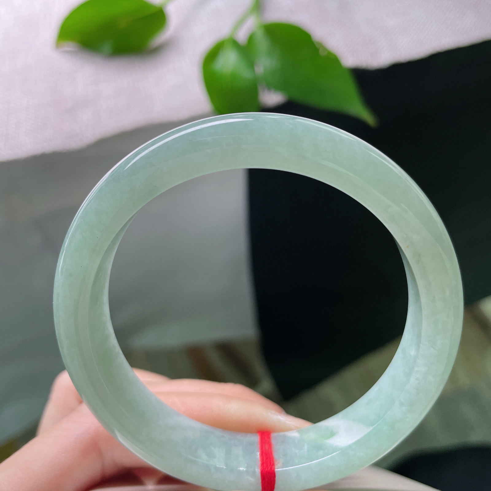 尺寸：56.6/12.3/7.6，绿底正圈，水润，种老，上手显气质，不失优雅，晶体。